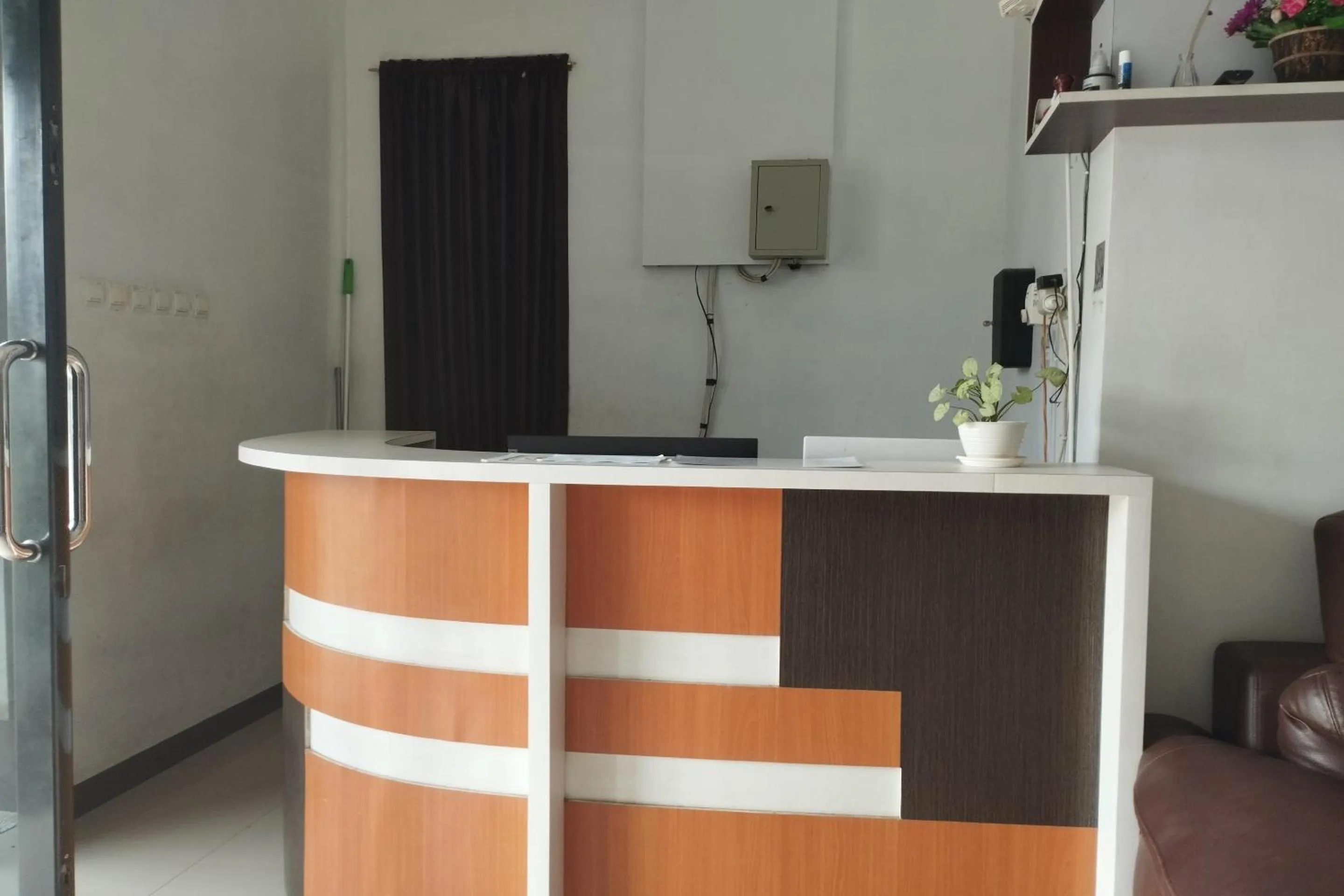 Lobby or reception in Hotel O Losmen Karunia Katingan Near Kantor Sekretariat PPK Katingan Kuala