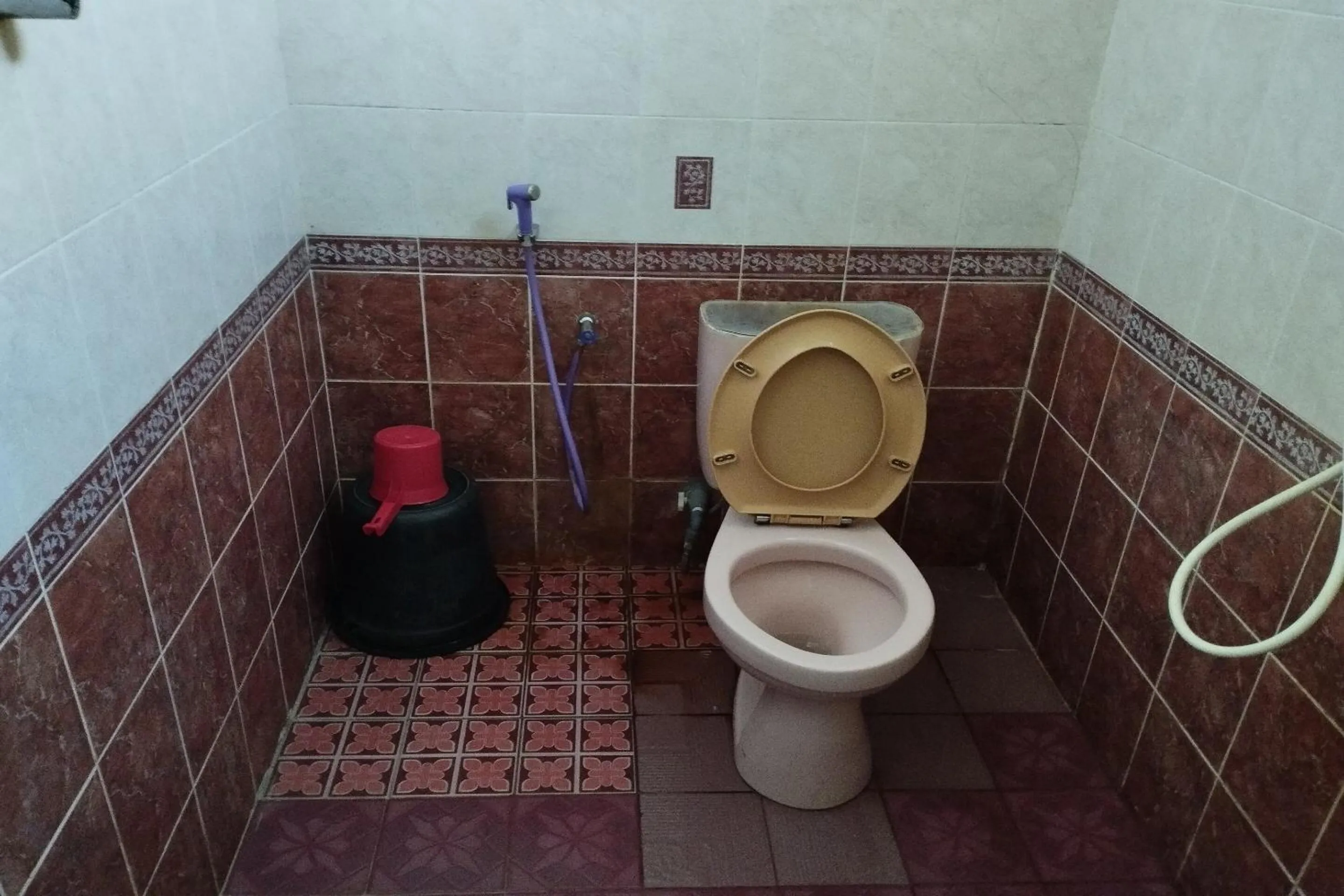 Bathroom in Hotel O Losmen Karunia Katingan Near Kantor Sekretariat PPK Katingan Kuala