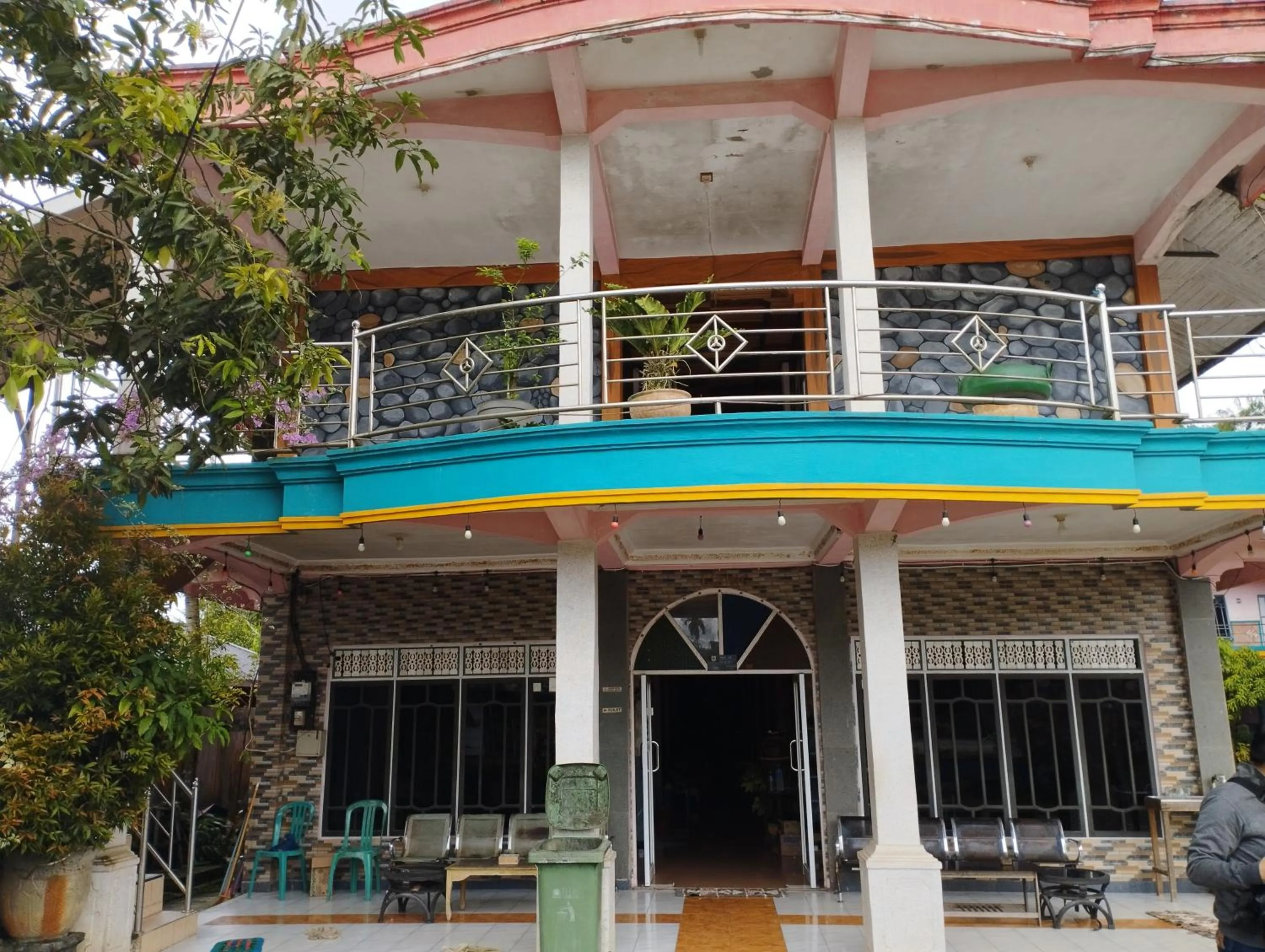 Facade/entrance in Hotel O Losmen Karunia Katingan Near Kantor Sekretariat PPK Katingan Kuala