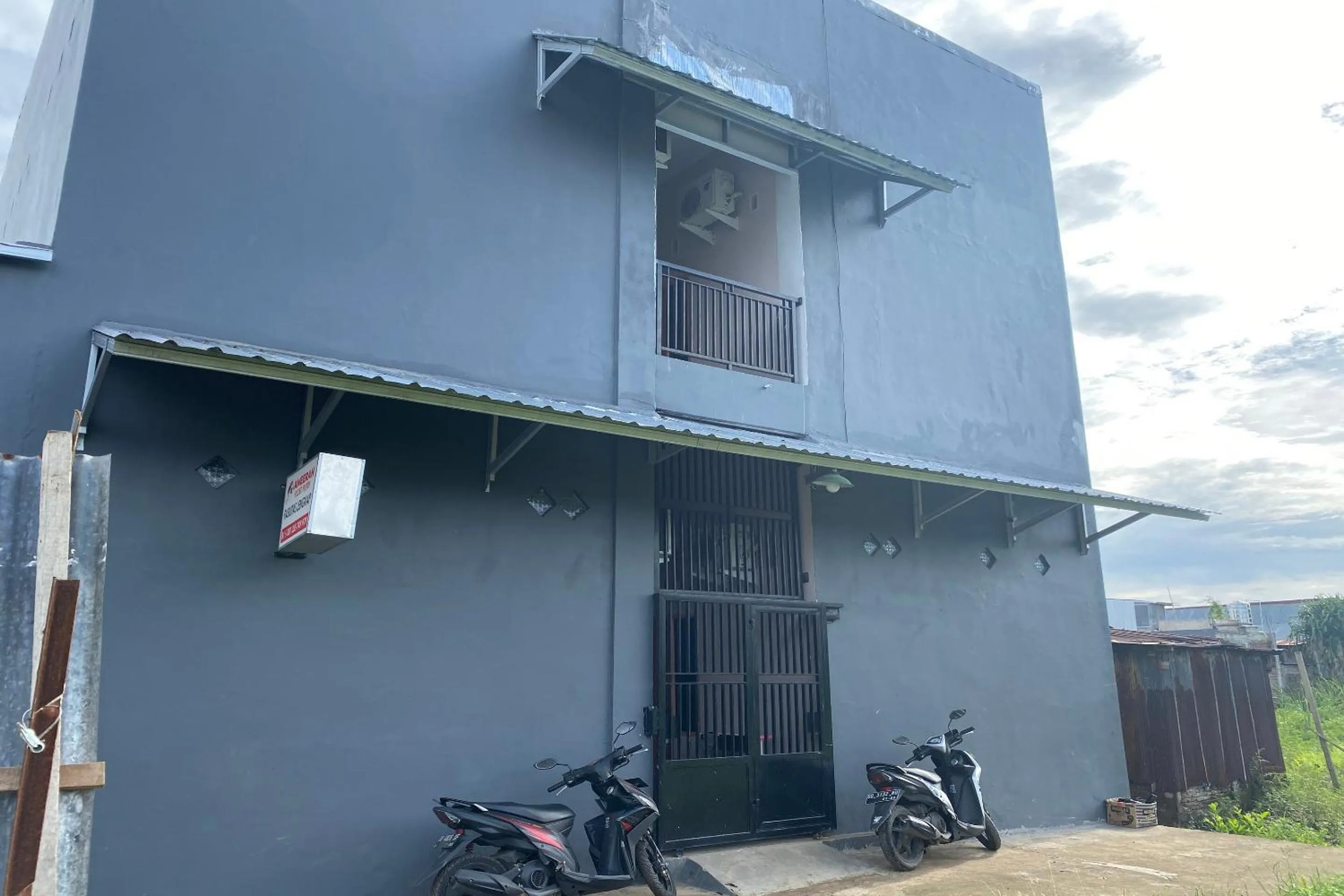 Facade/entrance in Hotel O Pondok Almirah
