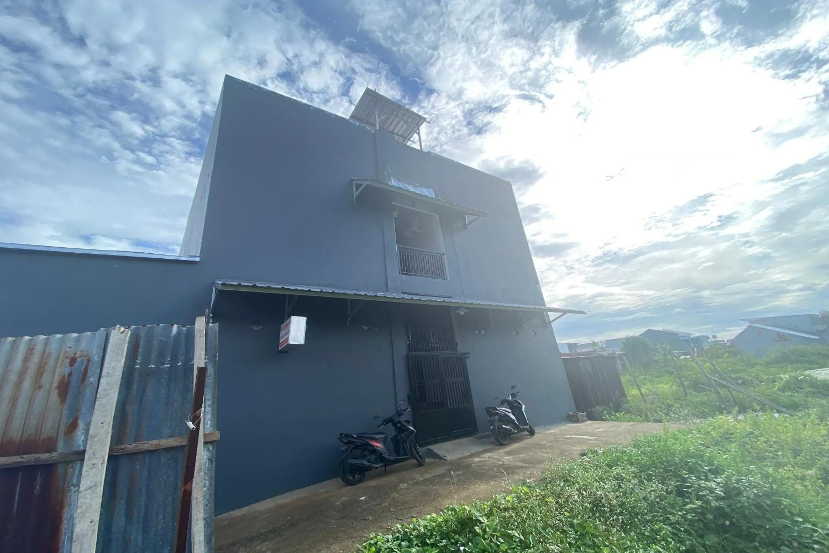 Facade/entrance in Hotel O Pondok Almirah