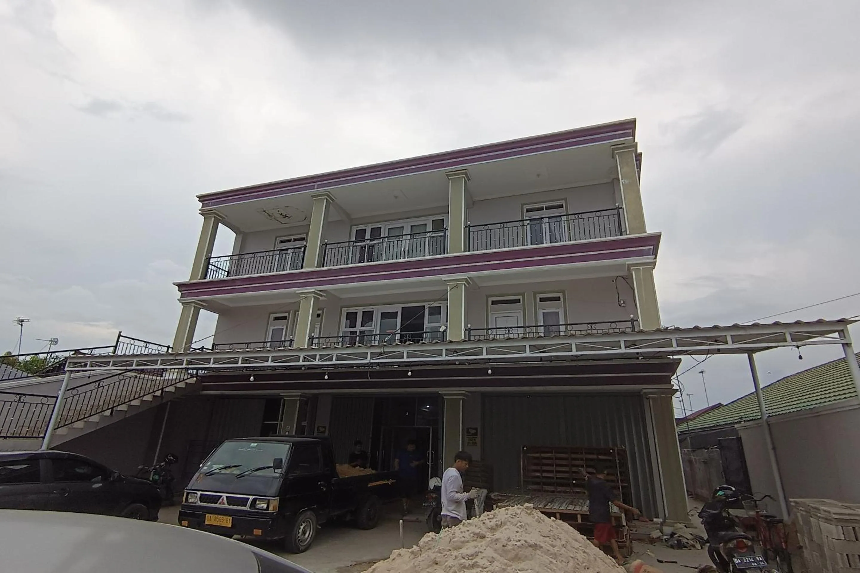 Facade/entrance in Hotel O Wisma Haji BunbunNearYani Heahlerr