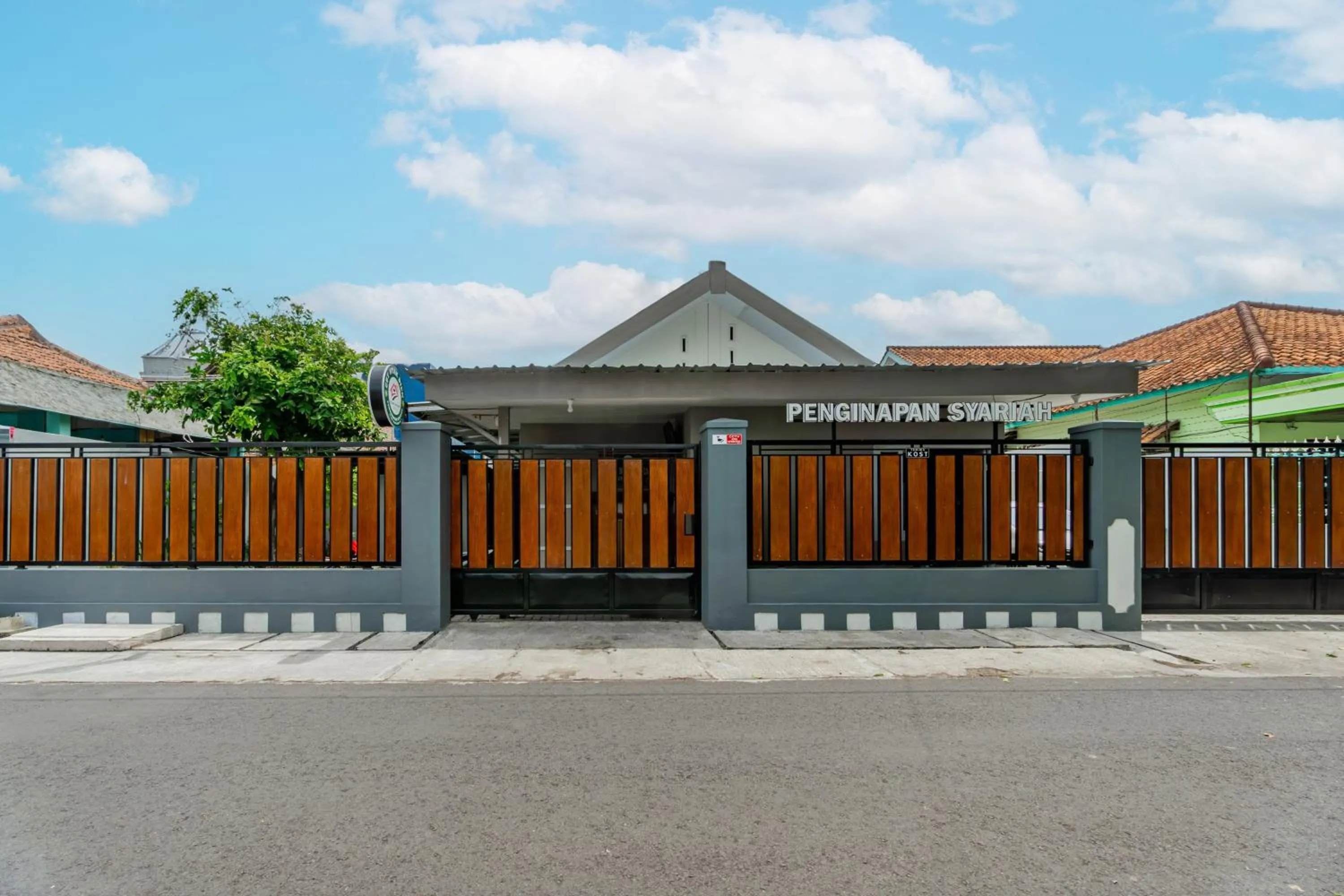 Facade/entrance in OYO 93526 Homely Syariah
