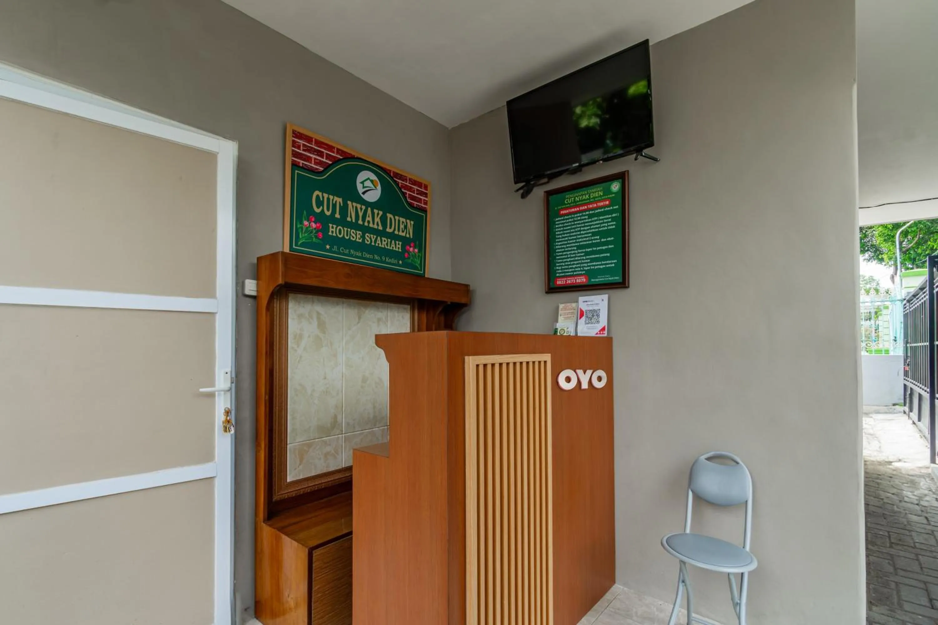 Lobby or reception in OYO 93526 Homely Syariah