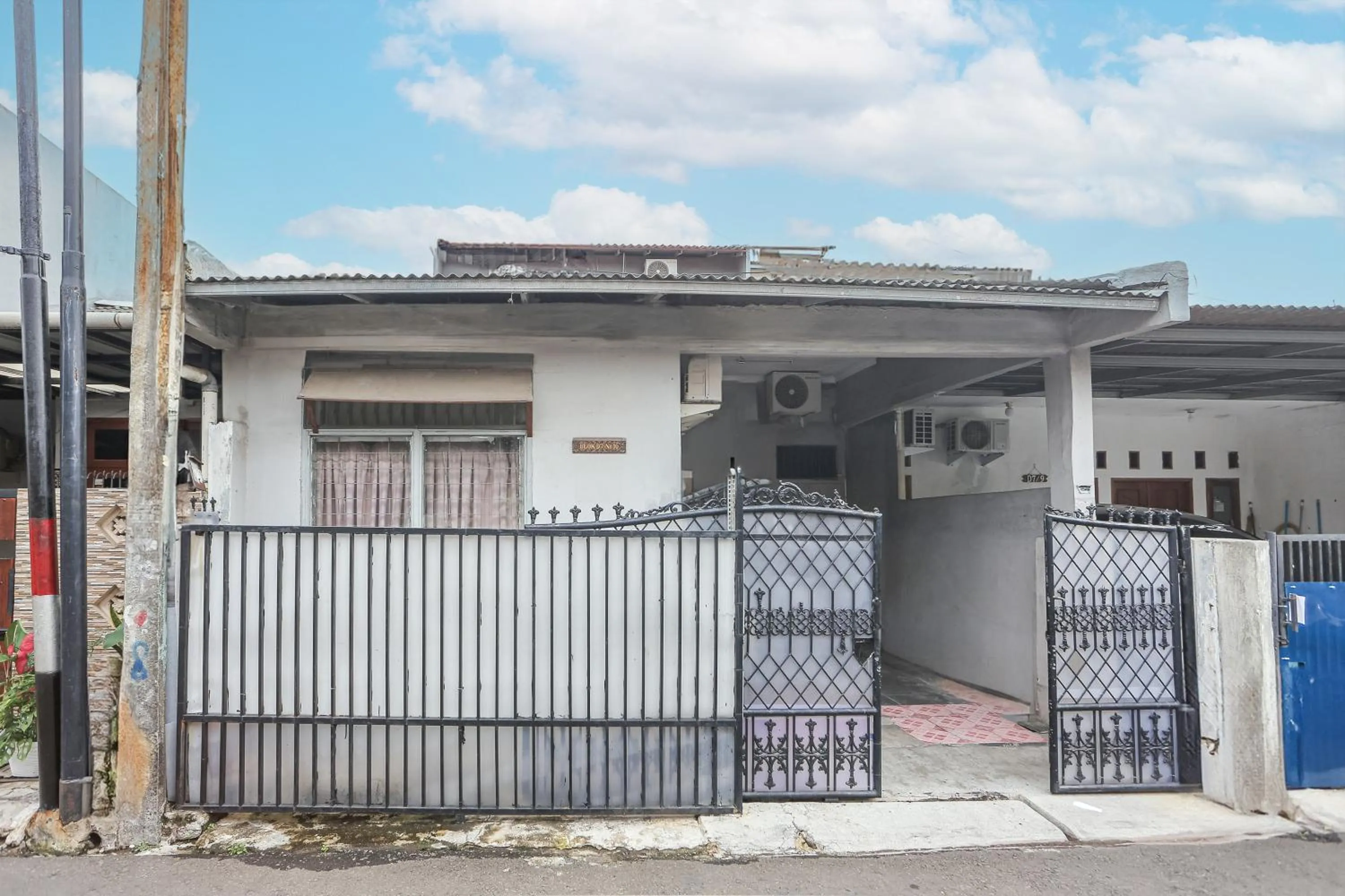 Facade/entrance in SPOT ON 93515 Pulo Gebang Guest House