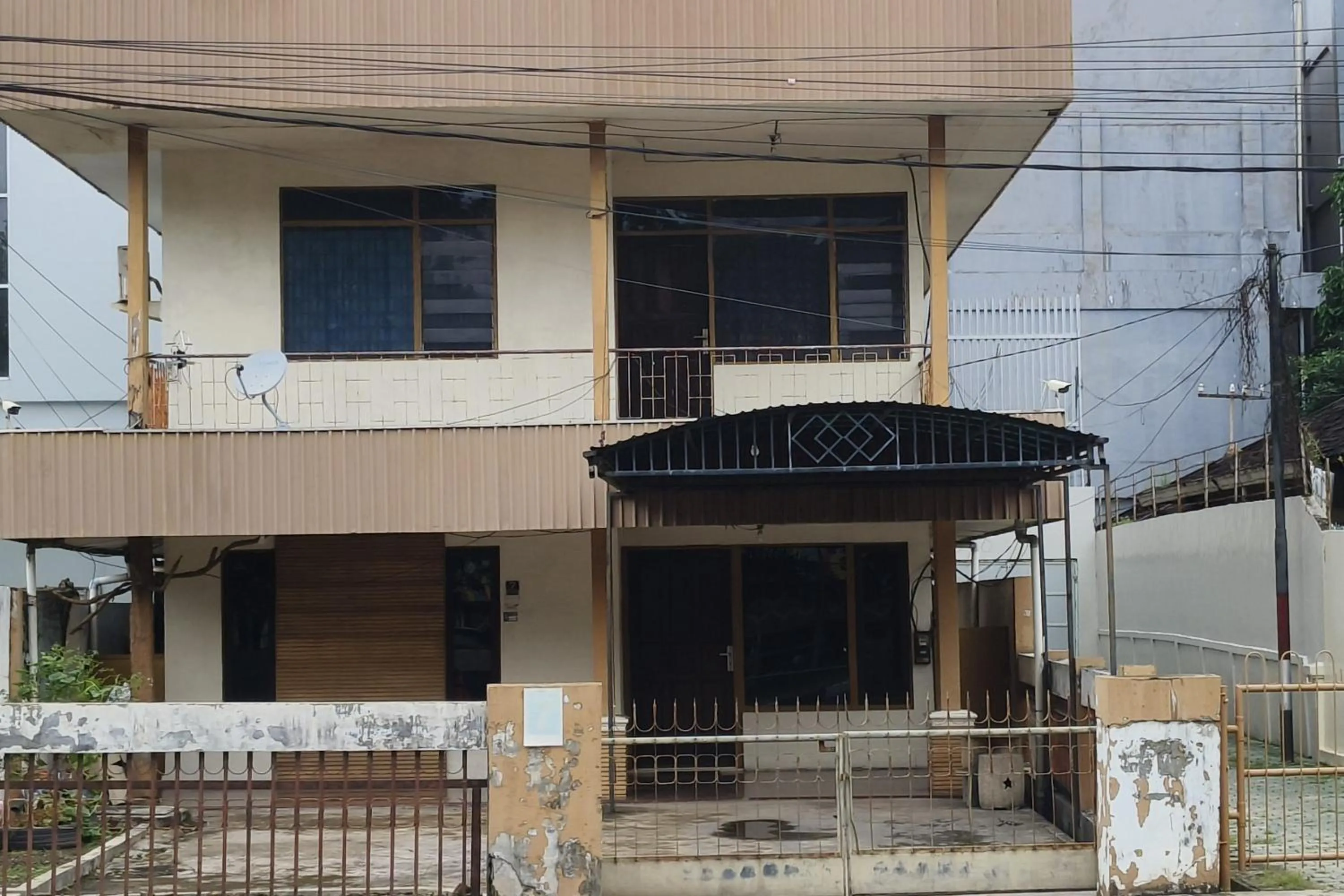 Property building in Hotel O Penginapan Laras PaminggirNearPesona Alam Seafood Pink Mira