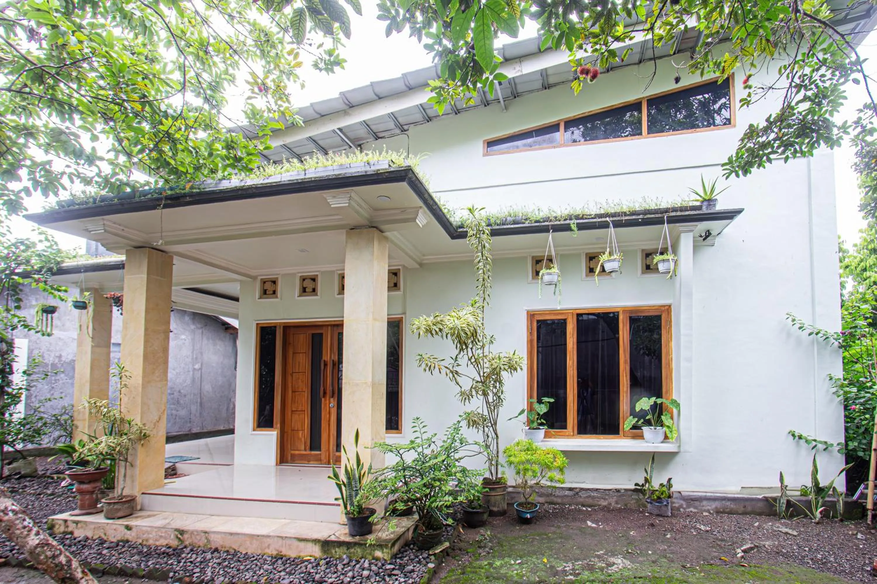 Facade/entrance in Hotel O Kebun Manis Homestay Near Lapangan Bola Volly Batu Kumbung