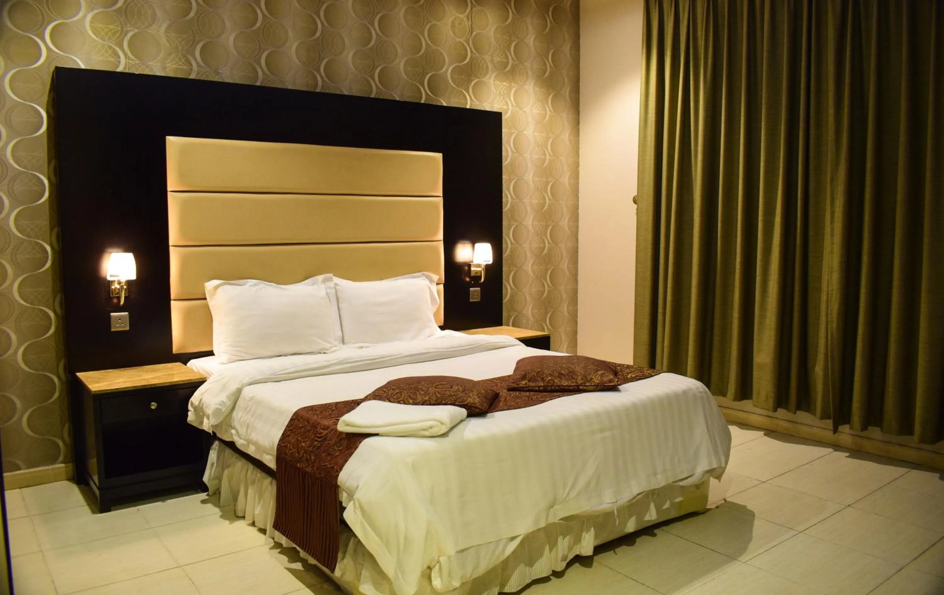 Bed in Arjan Qurtuba Served Apartments