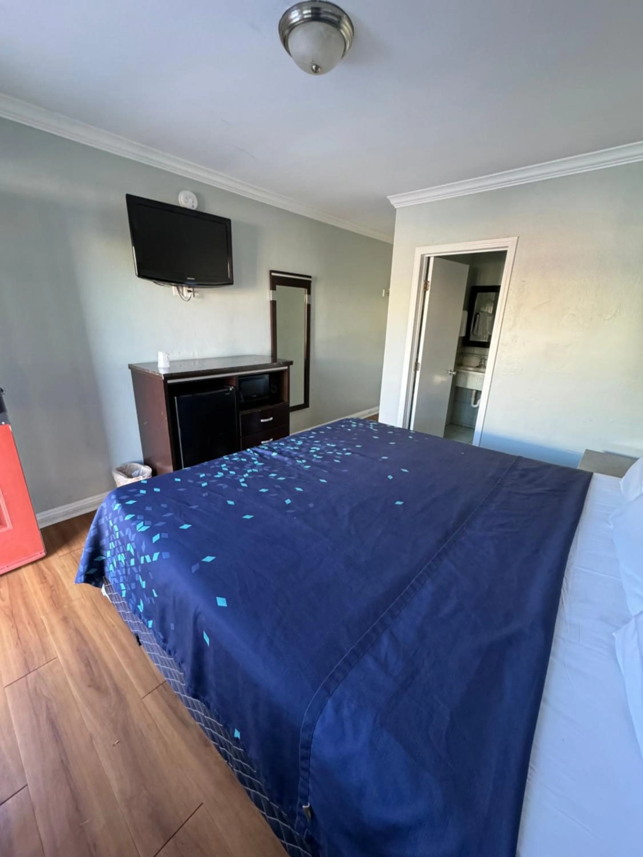 TV and multimedia, Bed in La Cienega Inn Motel