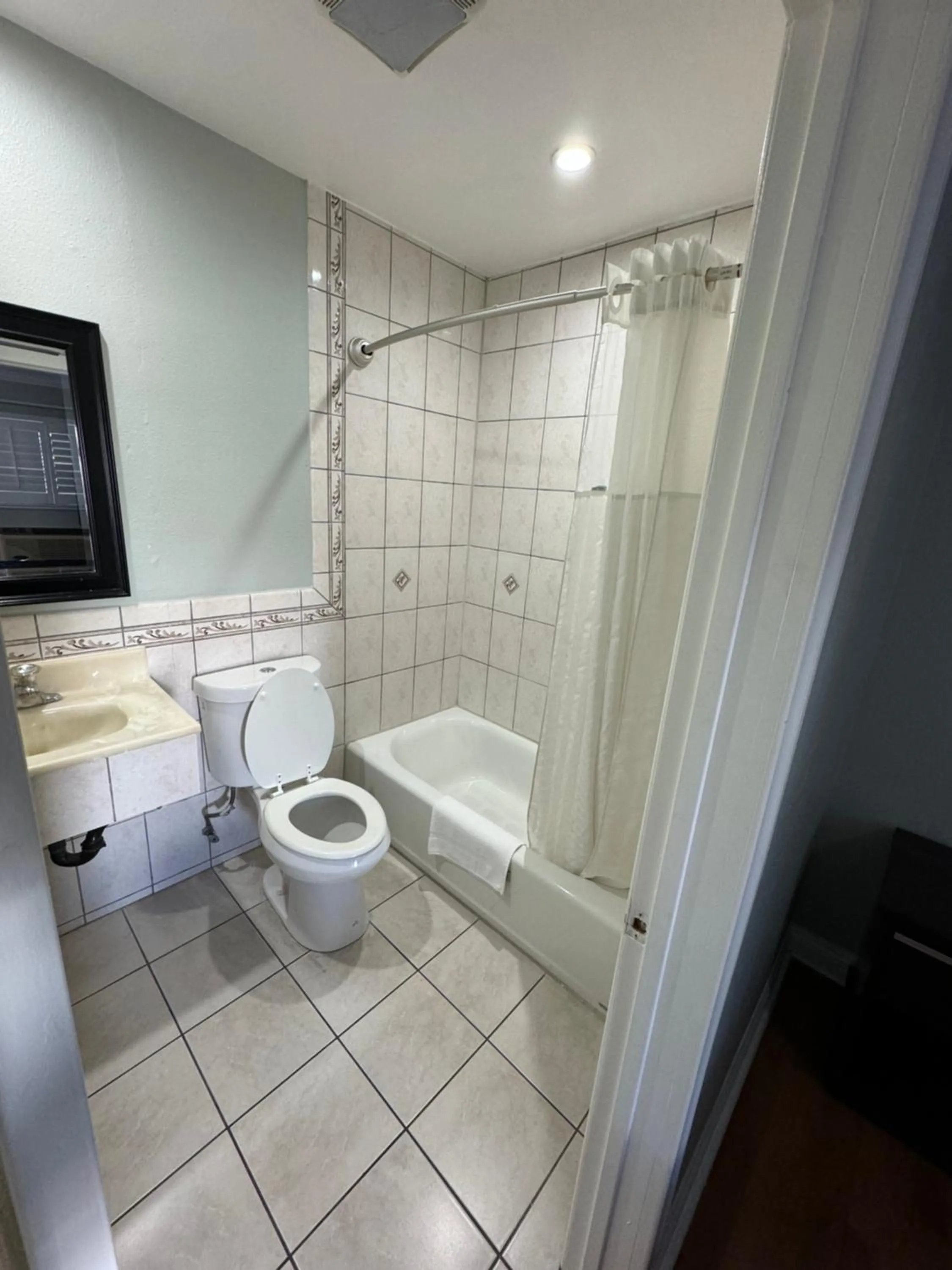 Bathroom in La Cienega Inn Motel