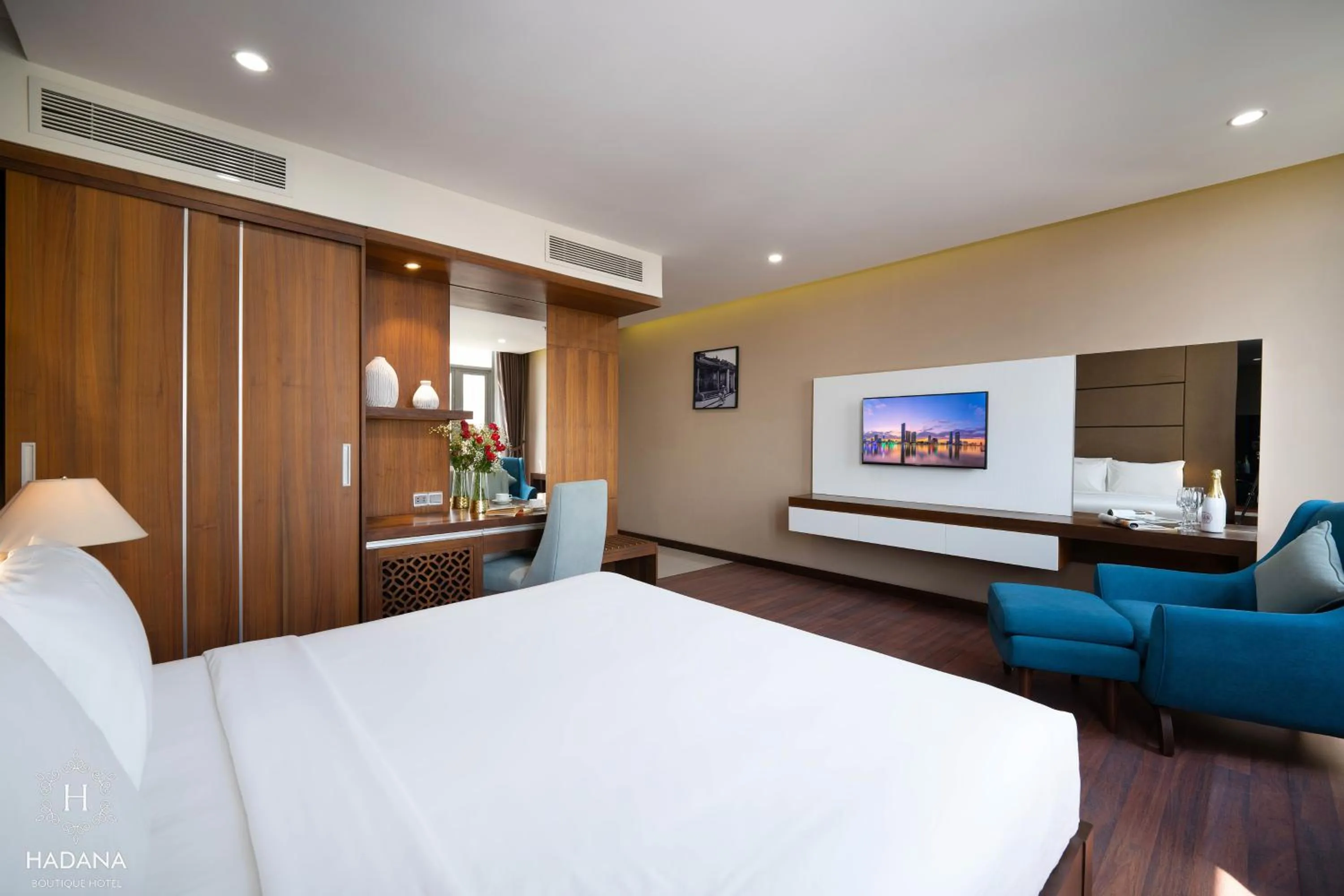 Communal lounge/ TV room, Bed in Hadana Boutique Hotel Danang