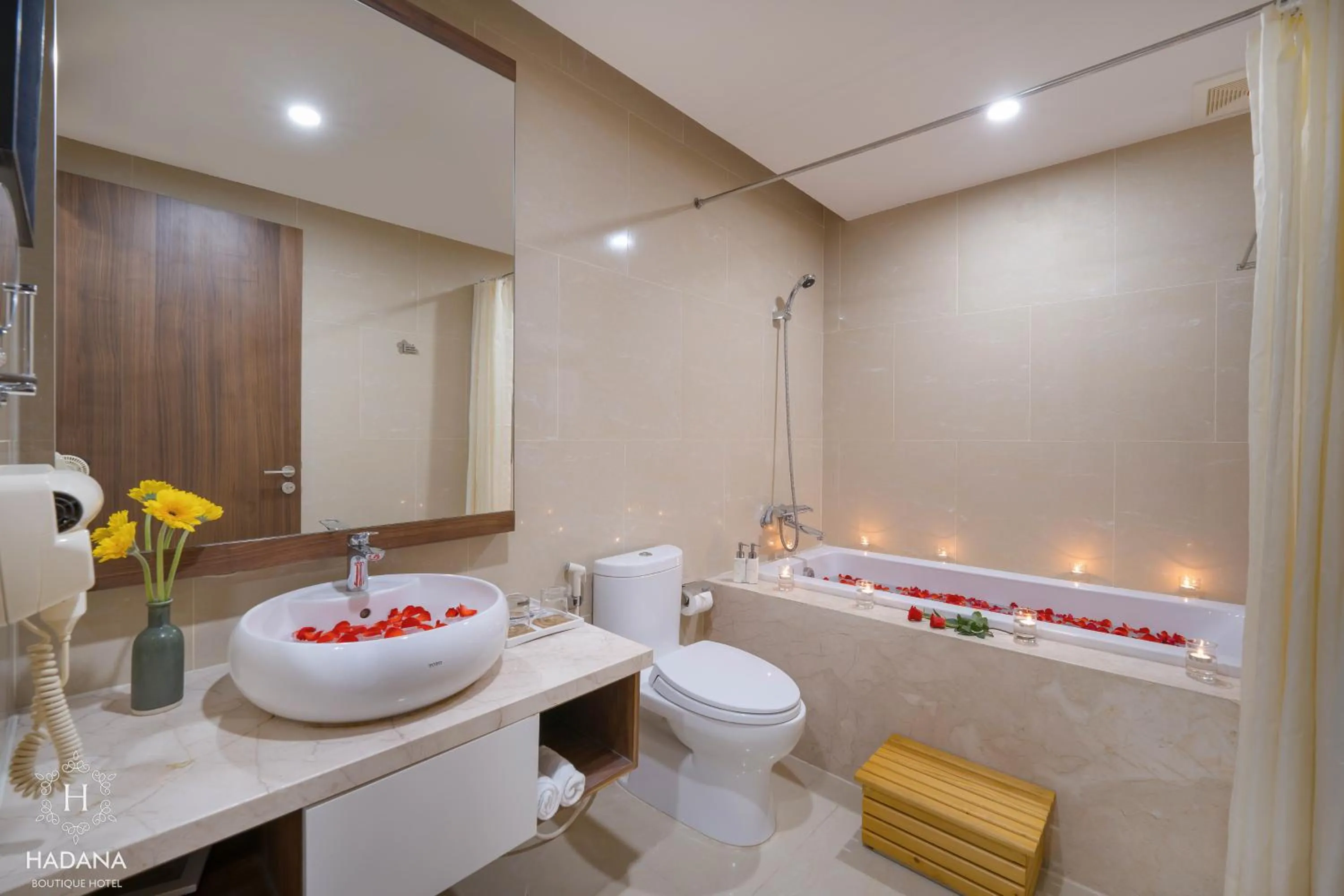 Shower in Hadana Boutique Hotel Danang