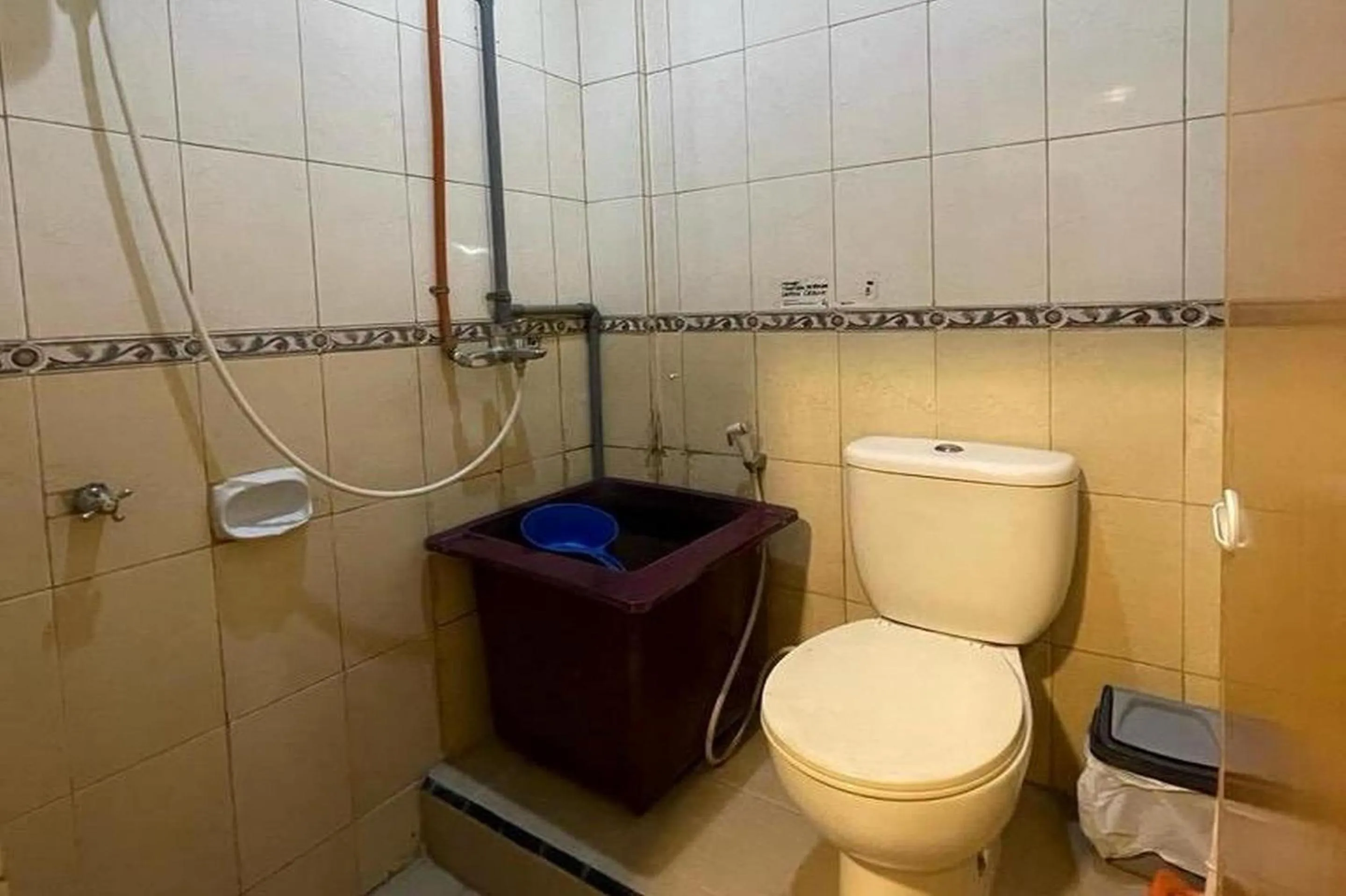 Bathroom in Hotel O Homestay Pakmuklis Syariah 2 Near Taman Mini Lhokseumawe