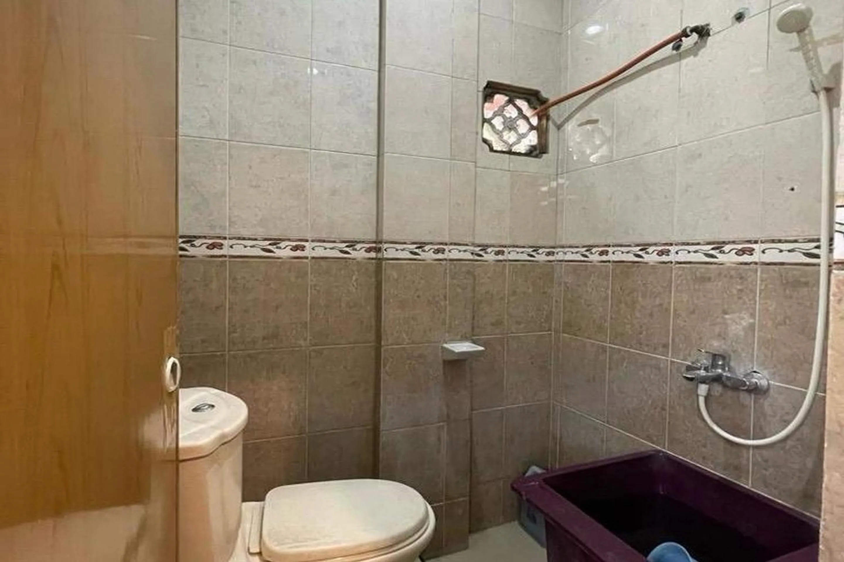 Bathroom in Hotel O Homestay Pakmuklis Syariah 2 Near Taman Mini Lhokseumawe