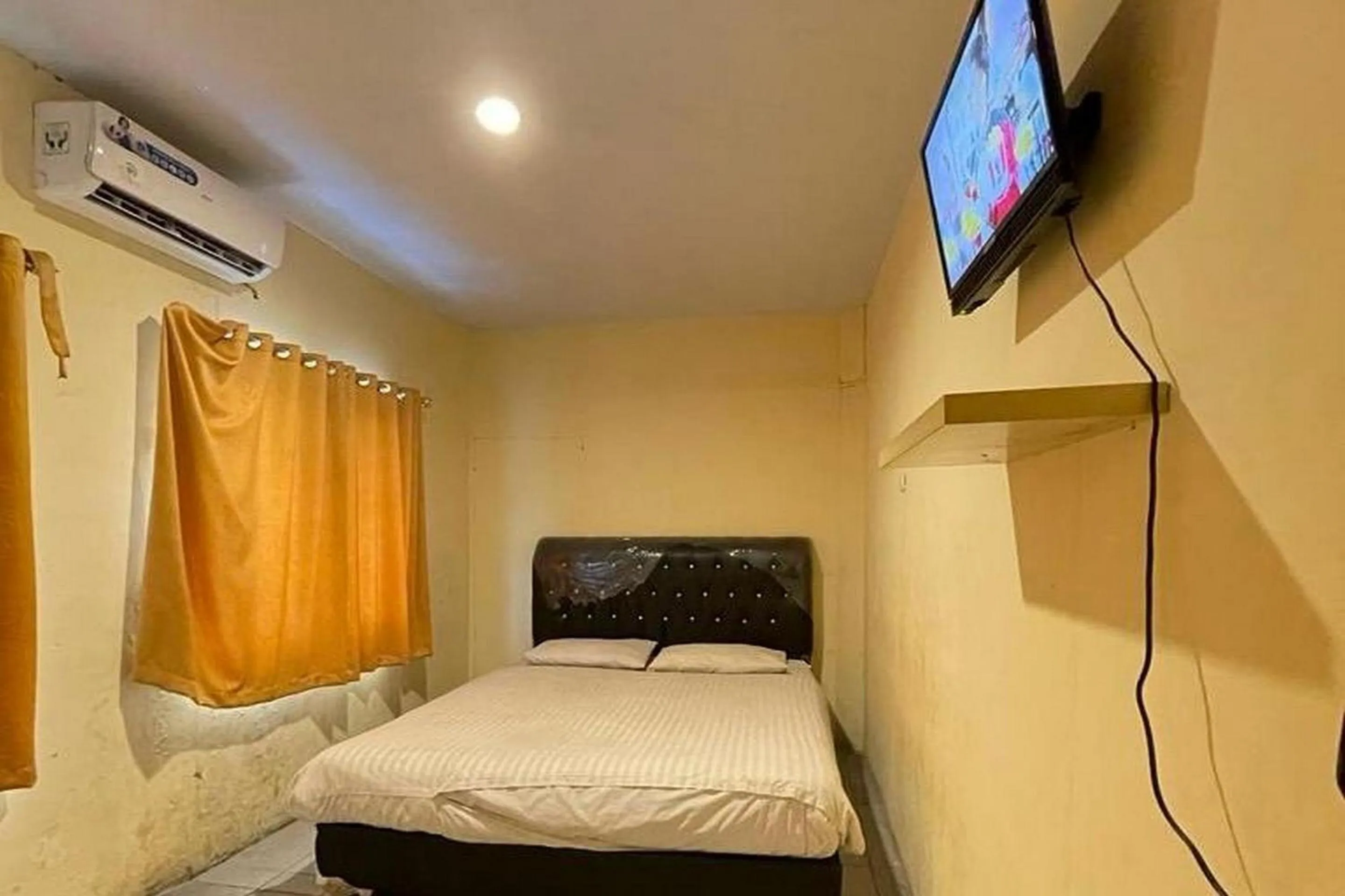 Bedroom in Hotel O Saril Riverside HomestayNearLapangan Musara Alun