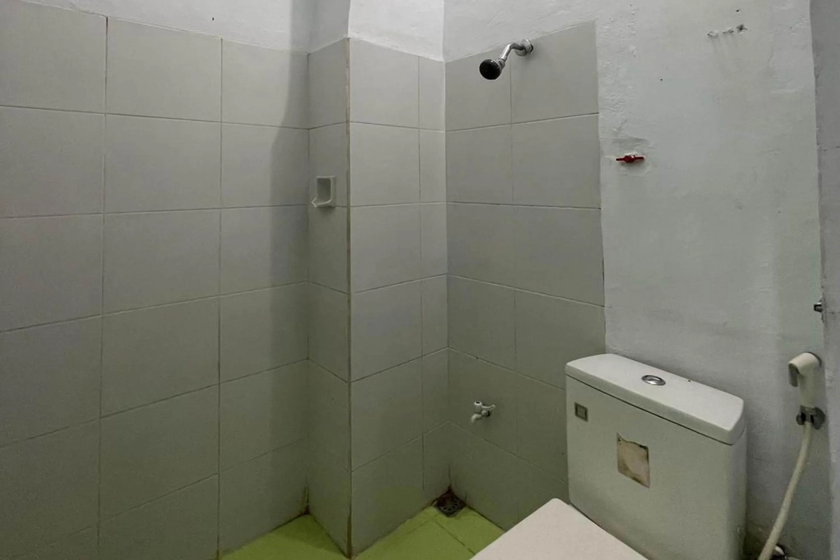 Bathroom in Hotel O Saril Riverside HomestayNearLapangan Musara Alun