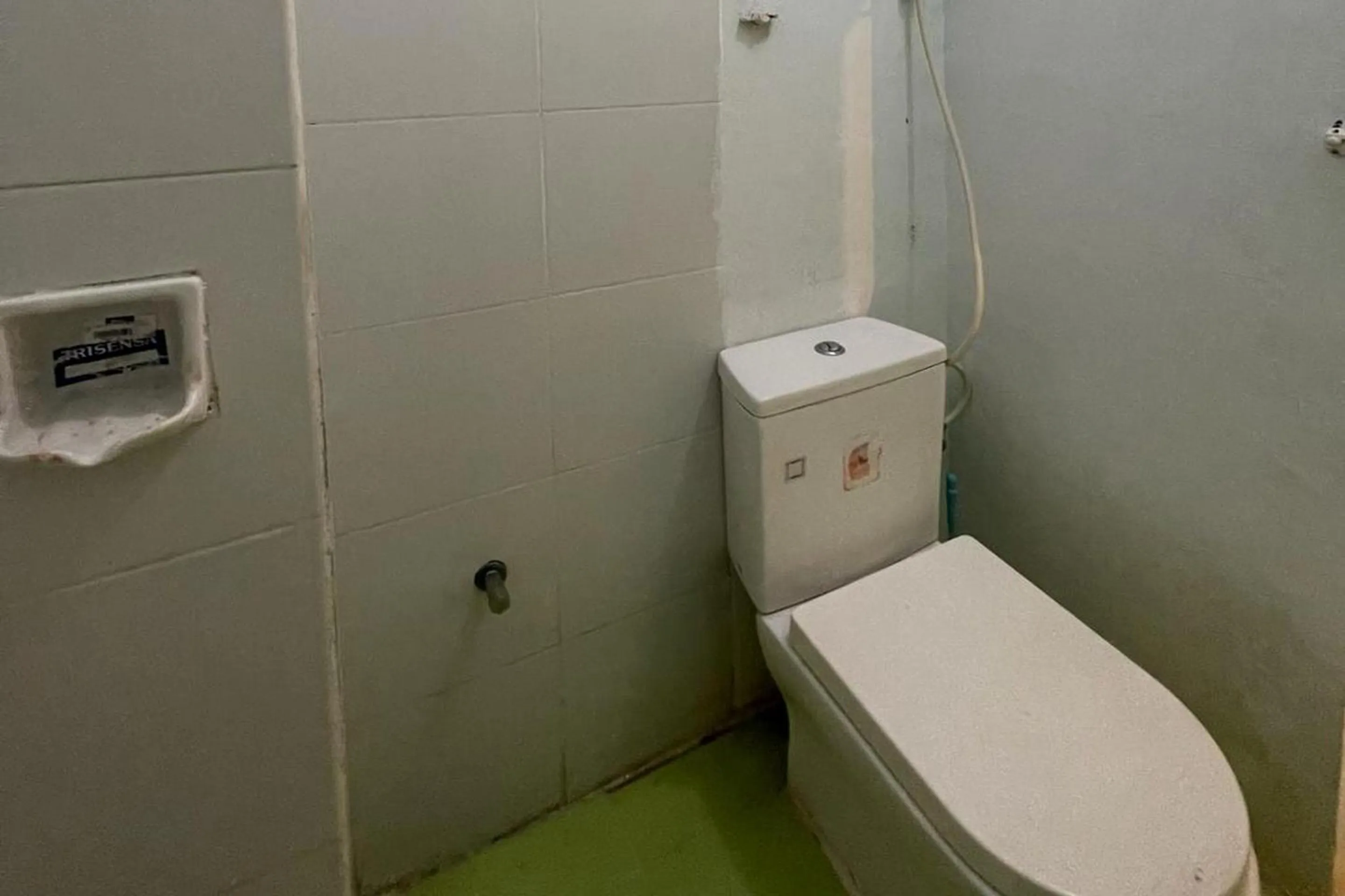 Bathroom in Hotel O Saril Riverside HomestayNearLapangan Musara Alun