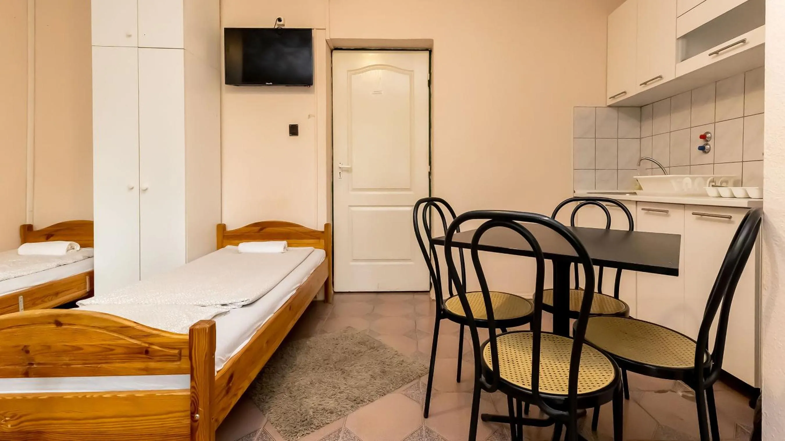 Photo of the whole room, Dining Area in Csillagtúra Panzió