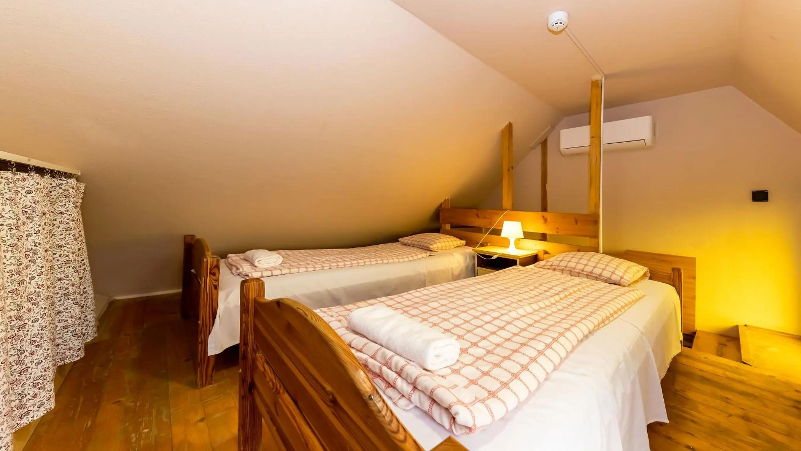 Photo of the whole room in Csillagtúra Panzió