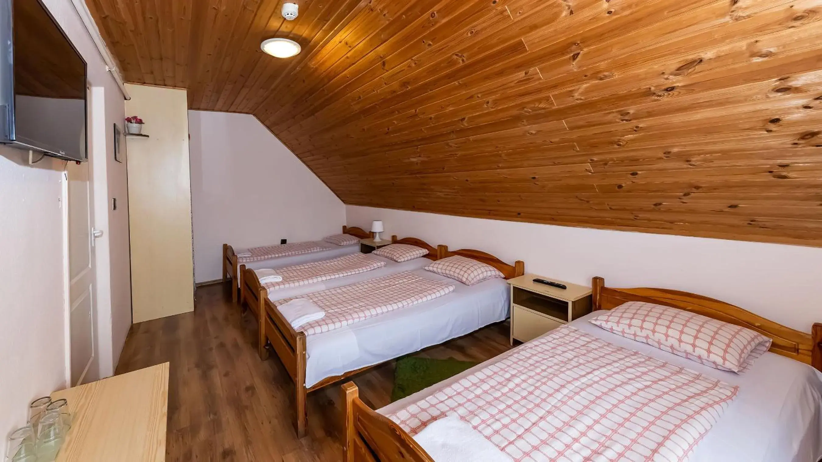 Quadruple Room with Bathroom in Csillagtúra Panzió Quadruple Room with Bathroom in Csillagtúra Panzió