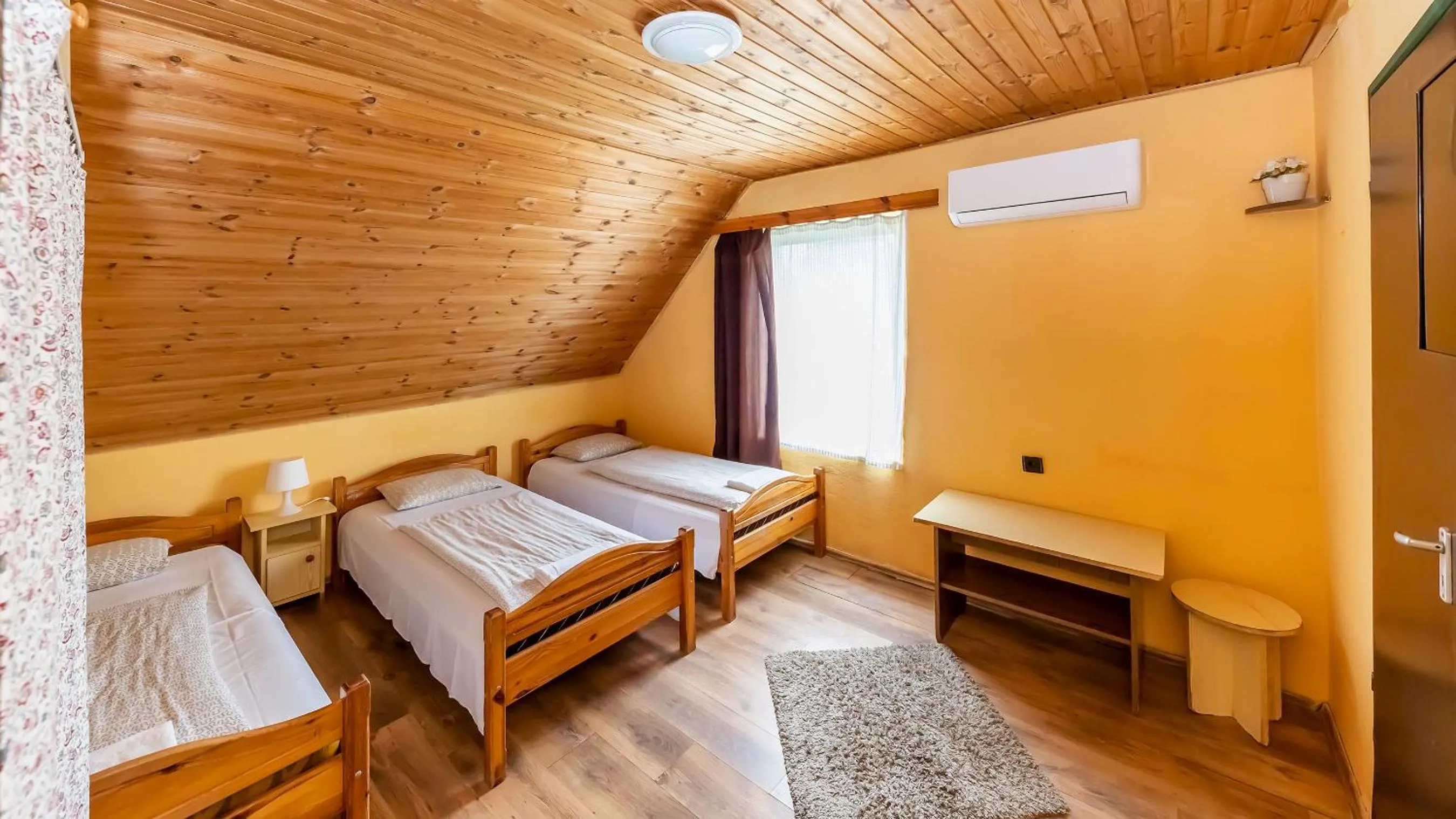 Photo of the whole room in Csillagtúra Panzió