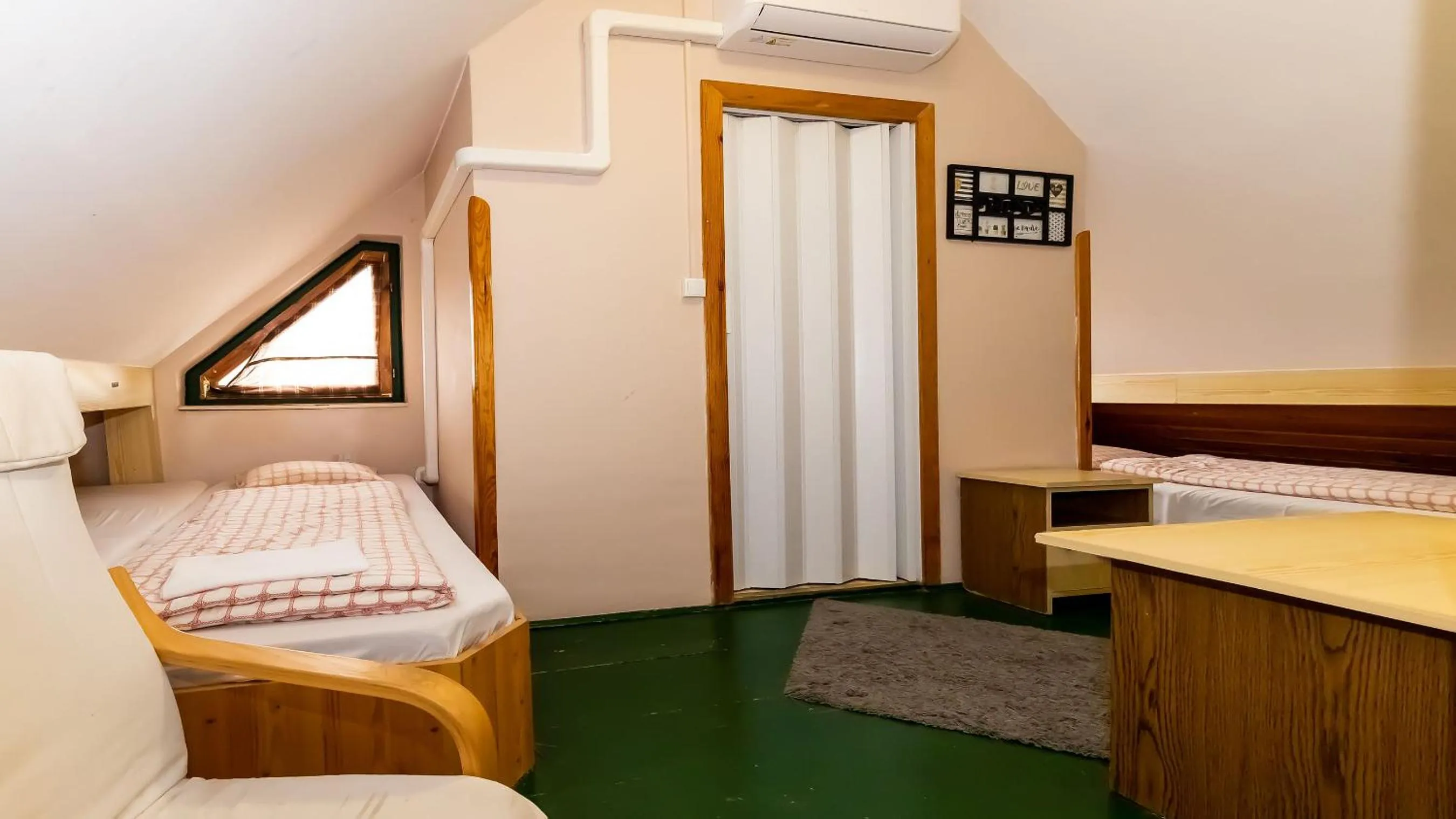 Photo of the whole room in Csillagtúra Panzió