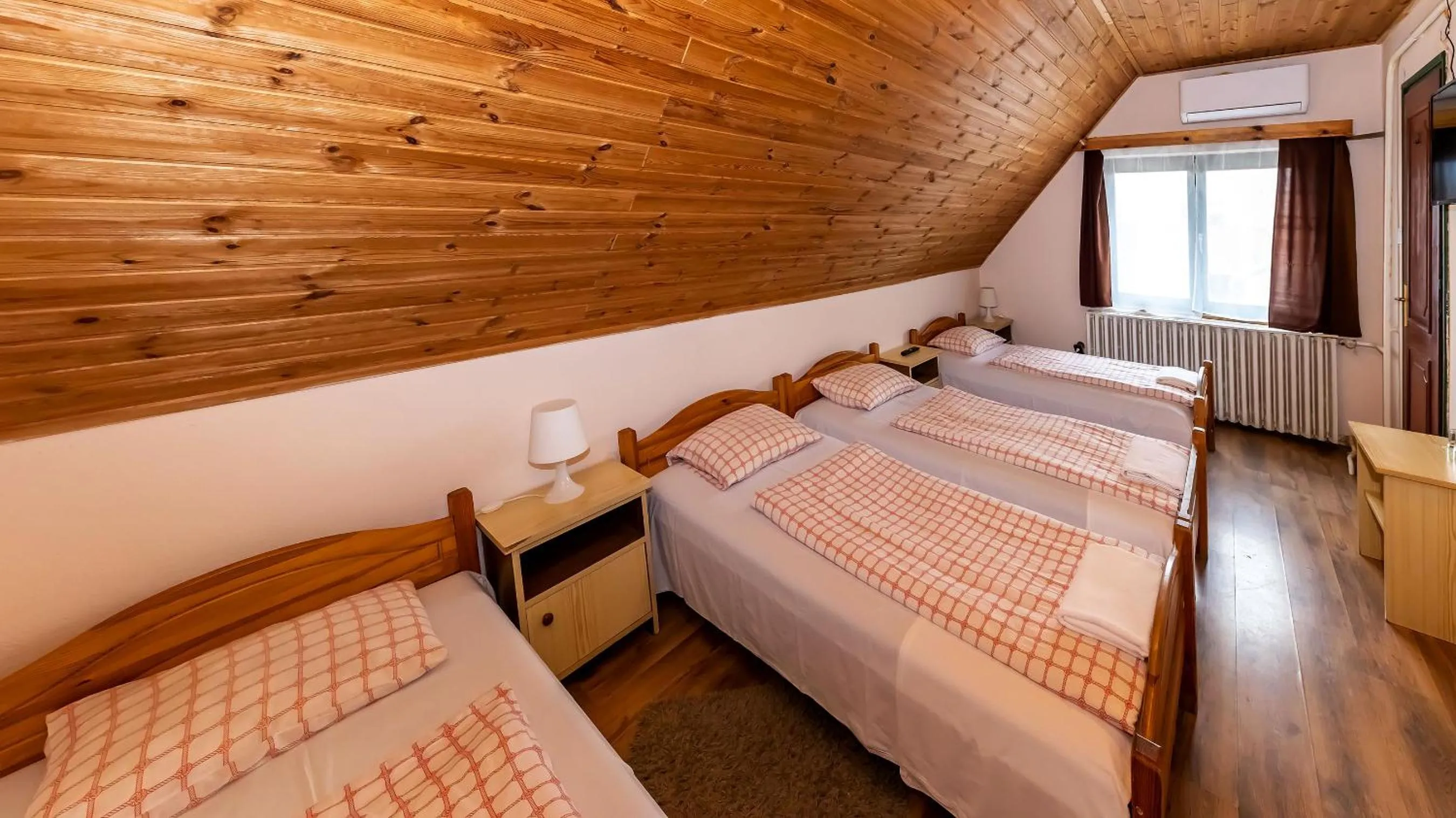 Photo of the whole room in Csillagtúra Panzió