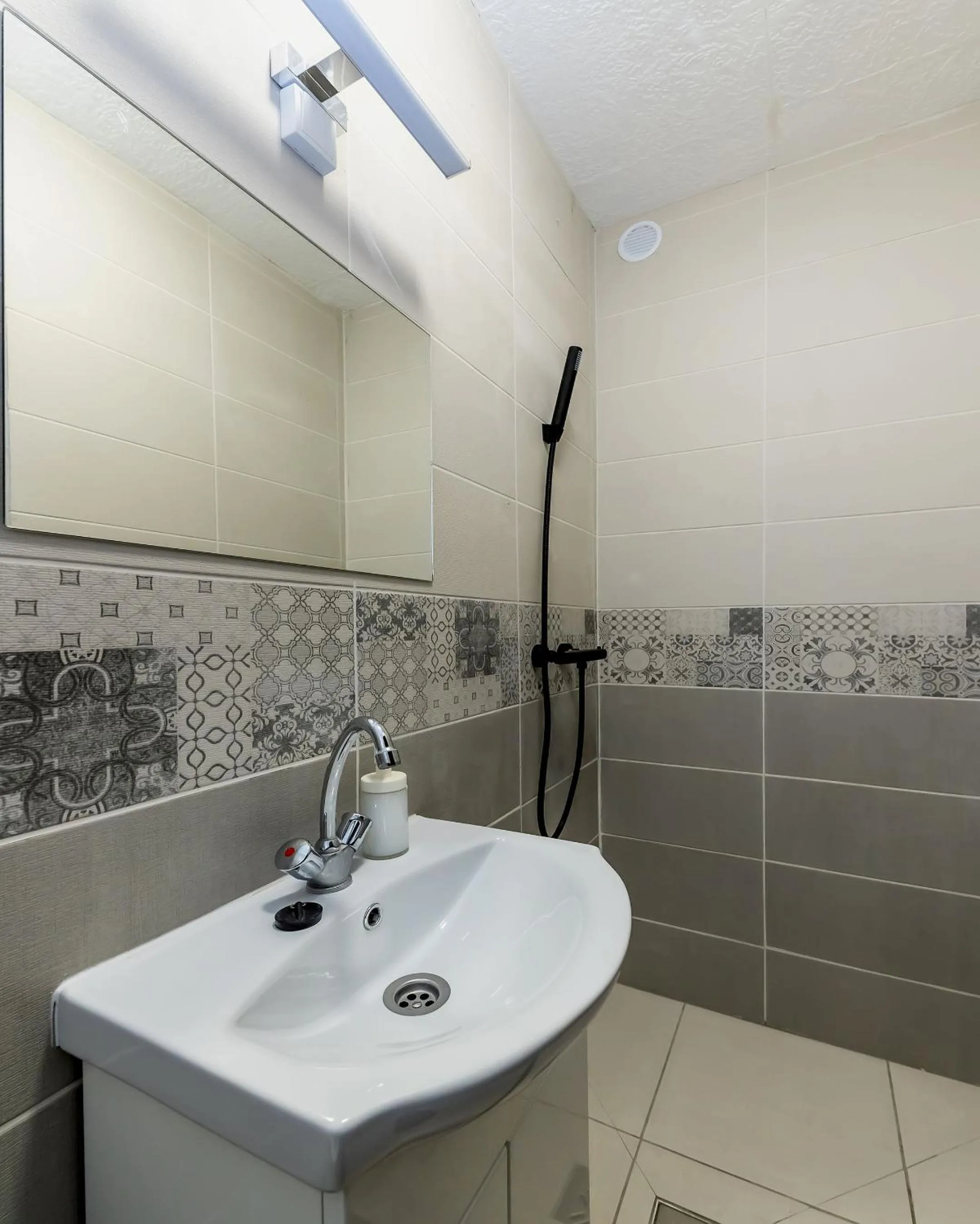 Shower, Bathroom in Csillagtúra Panzió