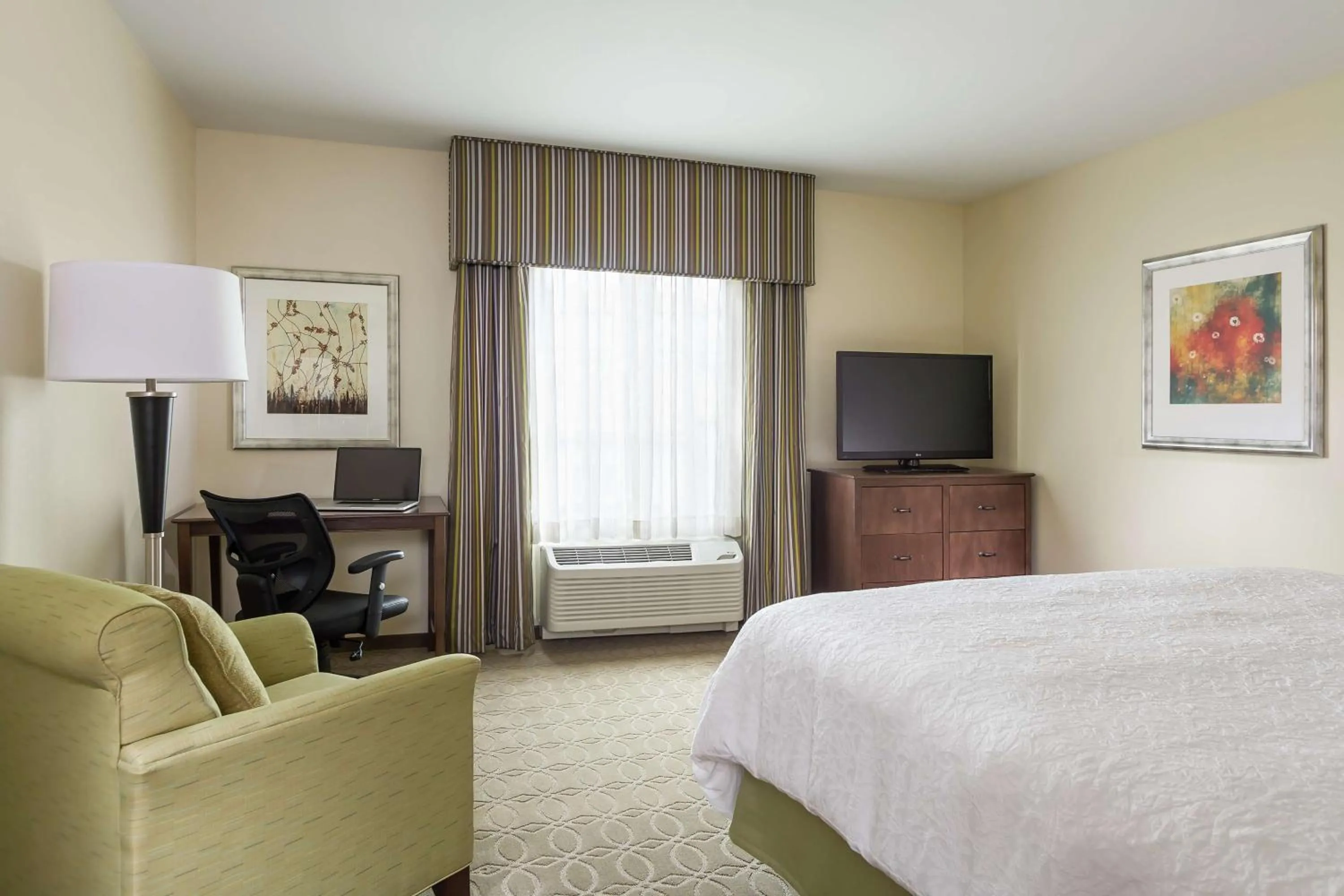 Bed in Hampton Inn & Suites Philadelphia Montgomeryville