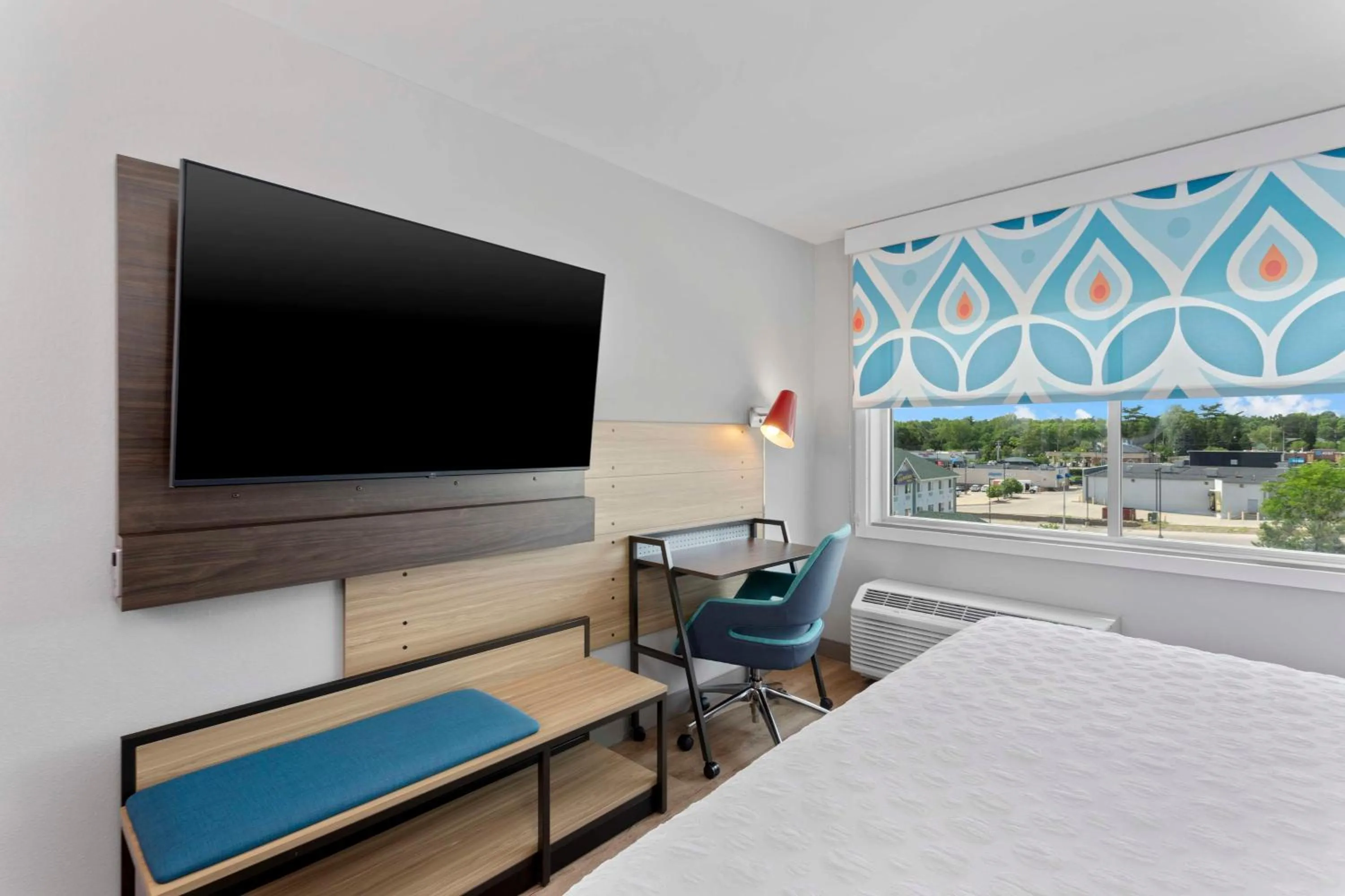 Bedroom, Bed in Tru By Hilton Lincoln East