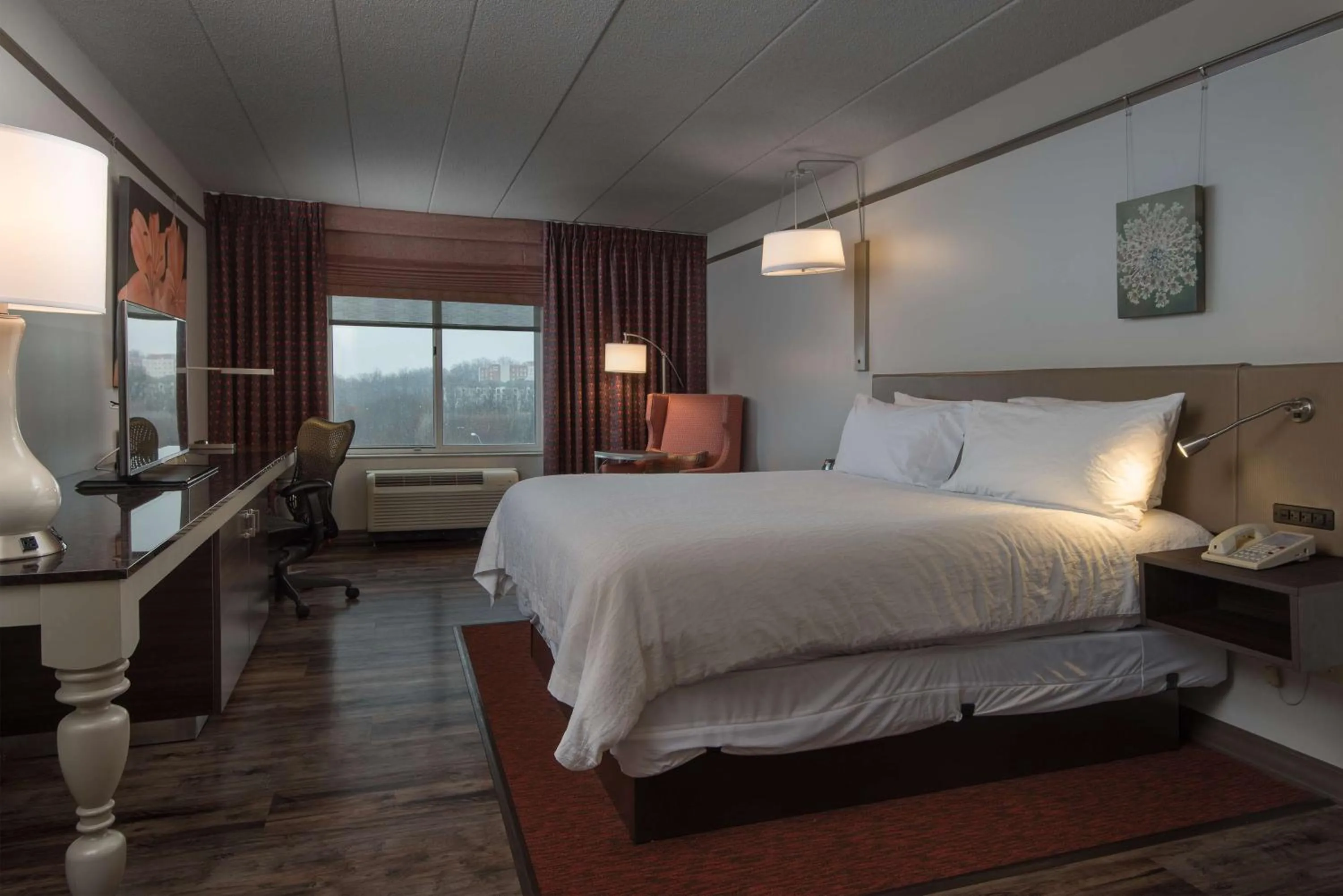 Bed in Hilton Garden Inn Owings Mills