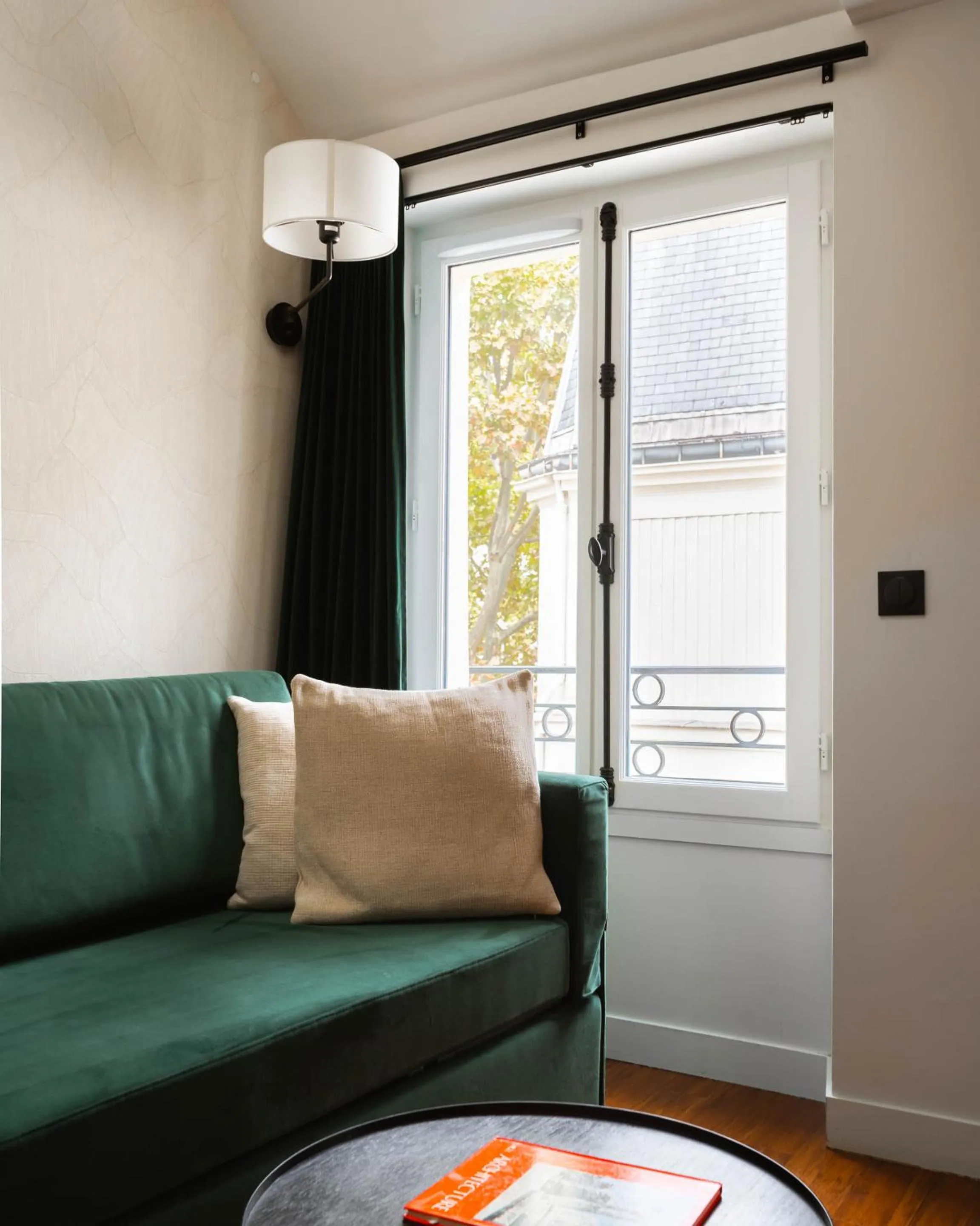 Seating area in Limehome Paris Montmartre