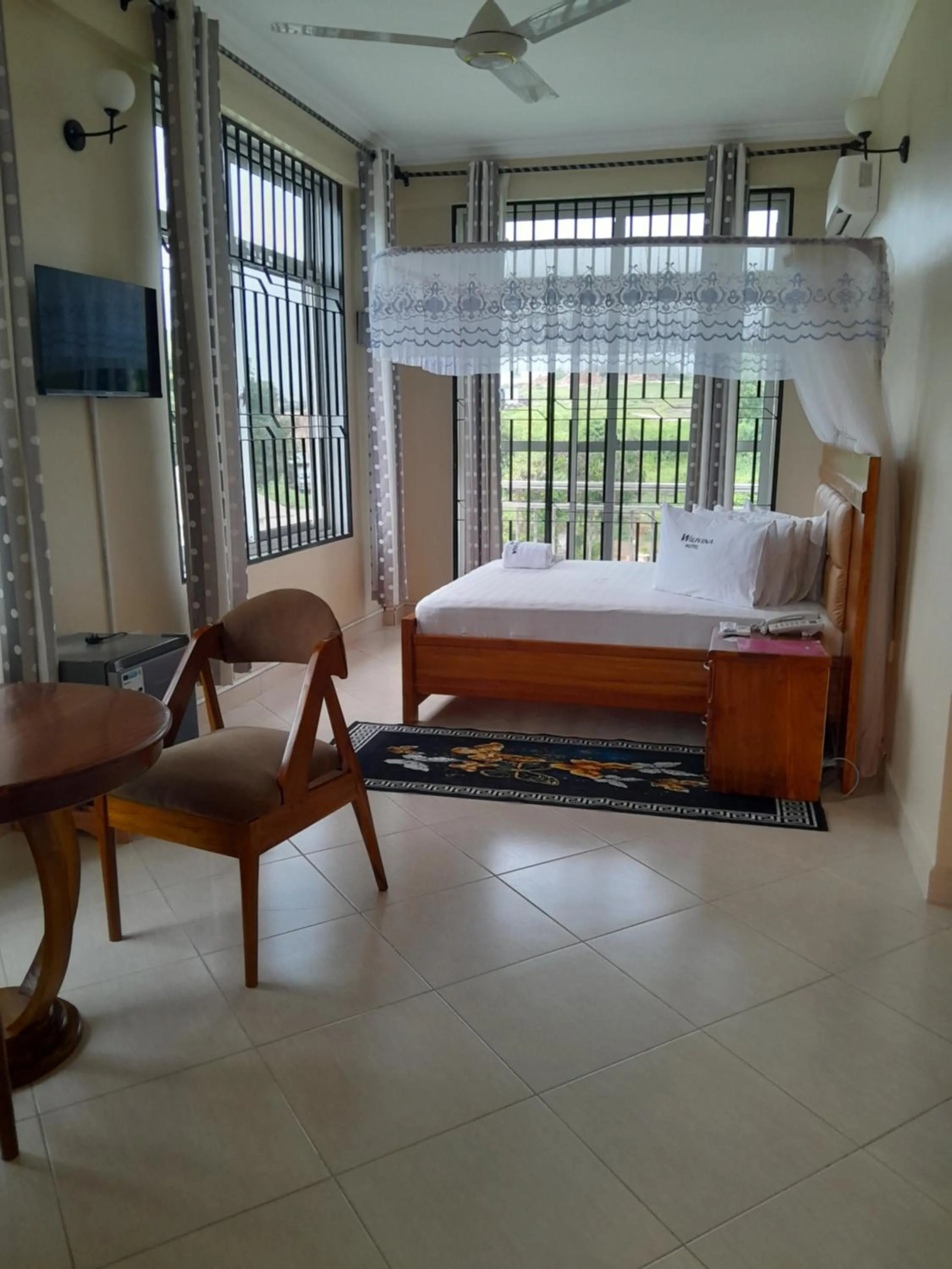 Communal lounge/ TV room, Bed in WILIVINA HOTEL