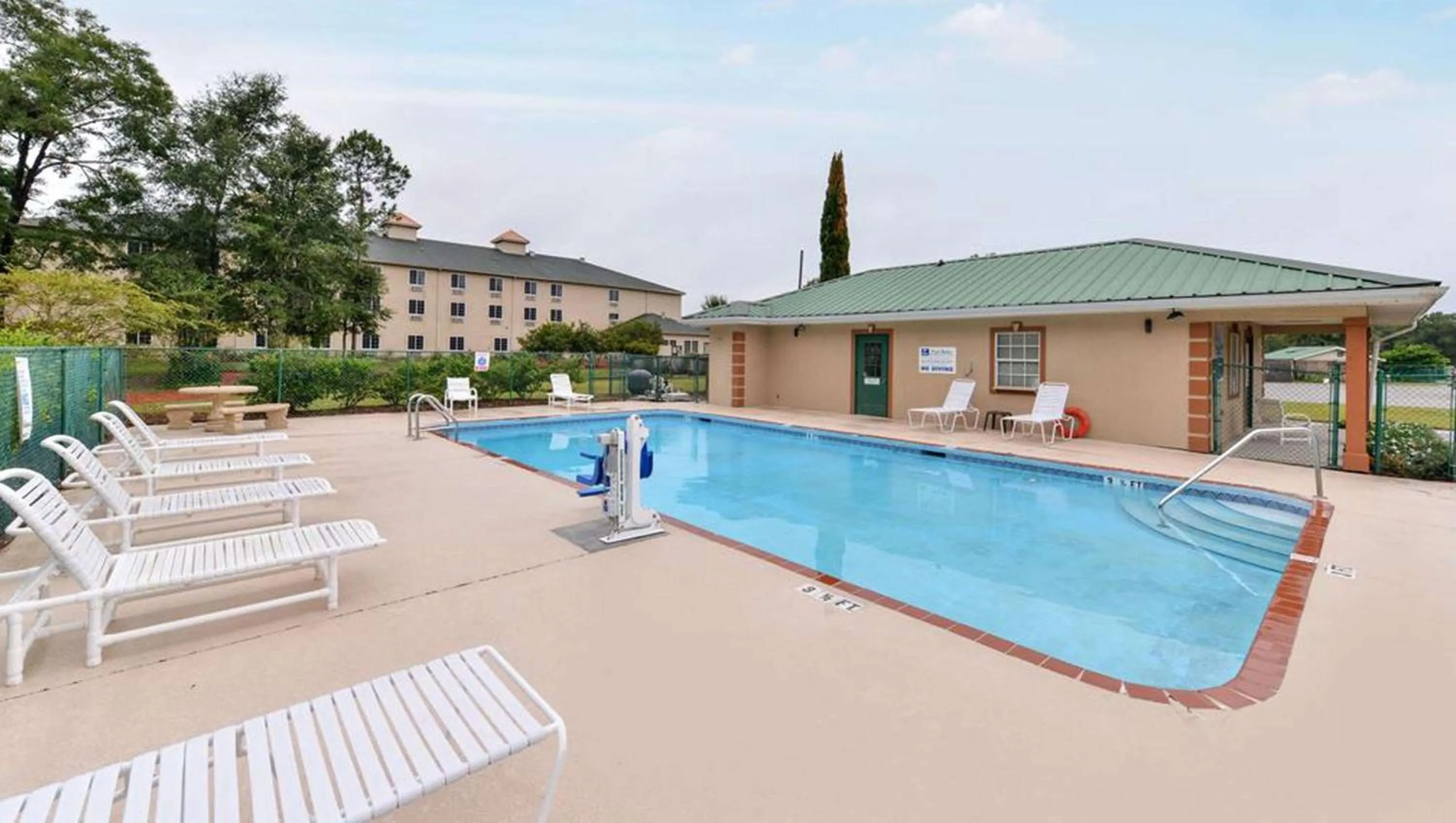 Swimming pool in Wildwood Inn