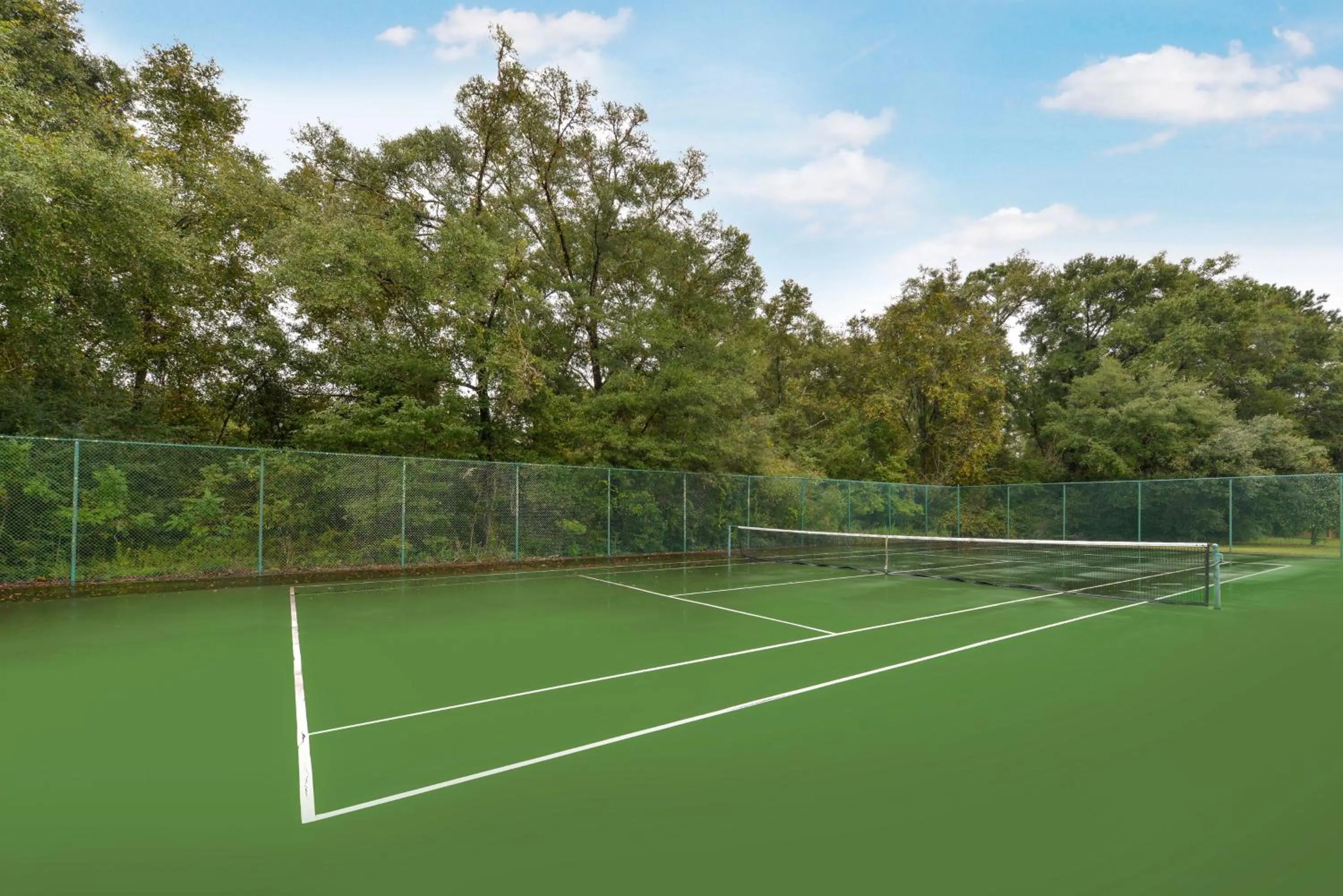 Tennis court in Wildwood Inn