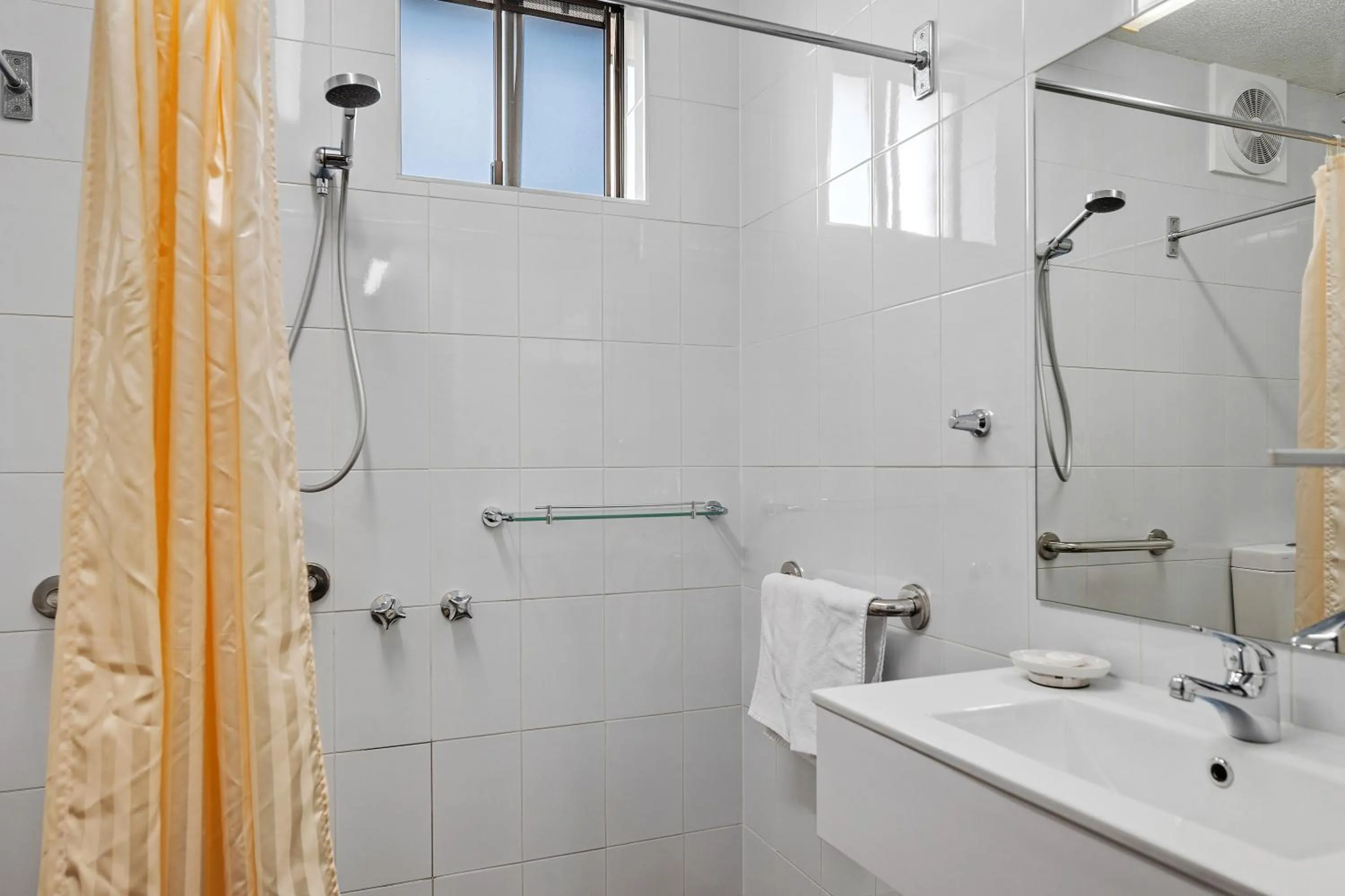 Bathroom in Healesville Motor Inn