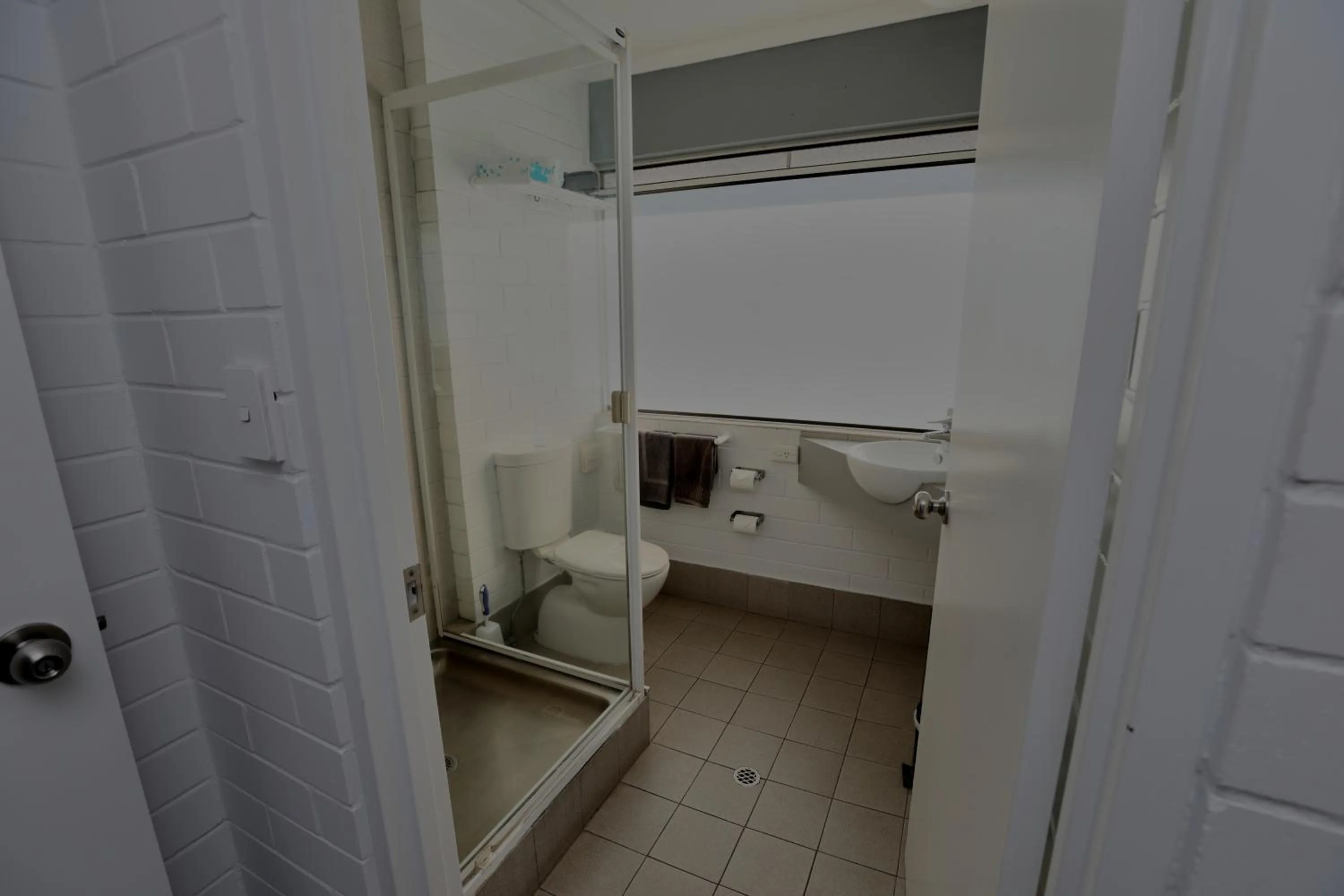 Shower in Dalby Manor Motor Inn