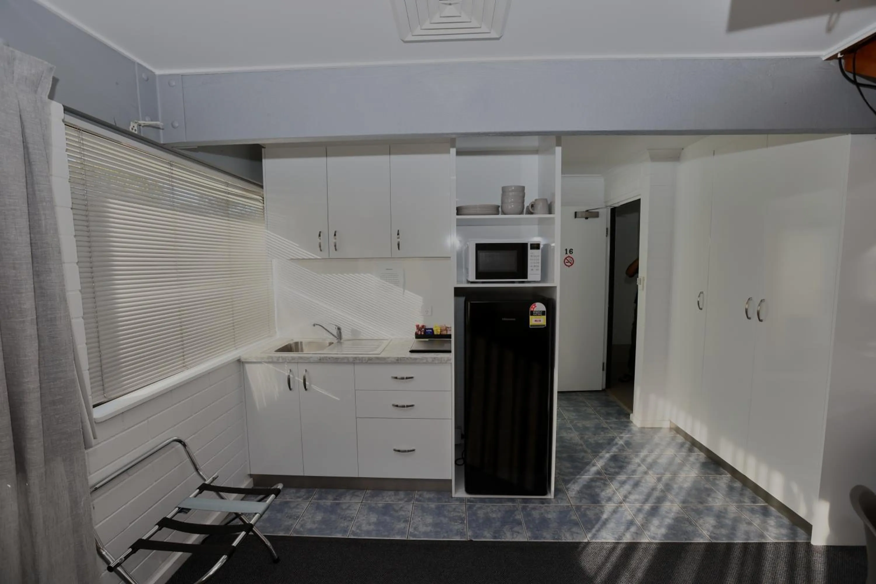 Kitchen or kitchenette in Dalby Manor Motor Inn