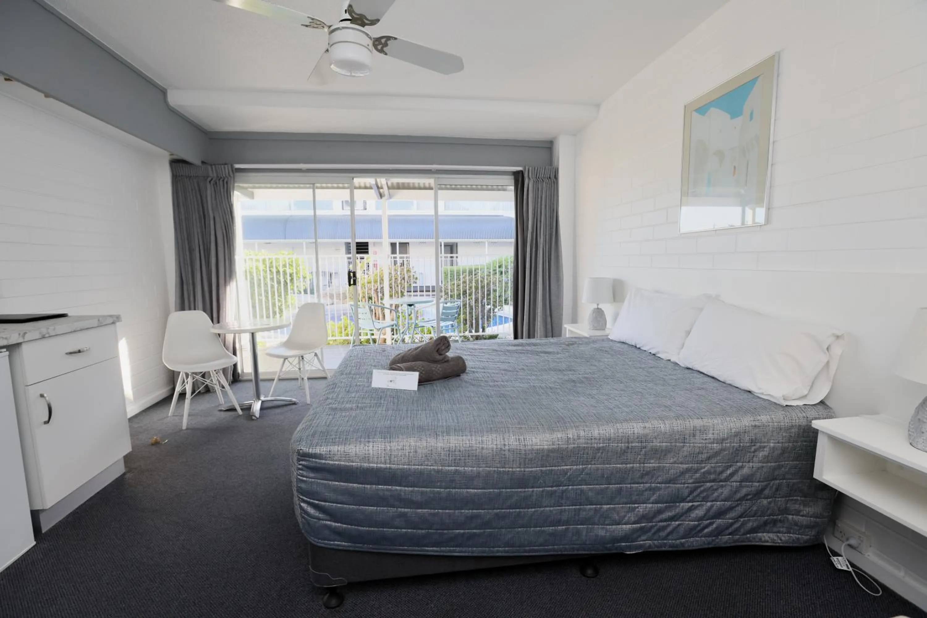 Pool view, Bed in Dalby Manor Motor Inn