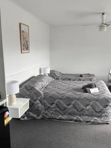 Bed in Dalby Manor Motor Inn