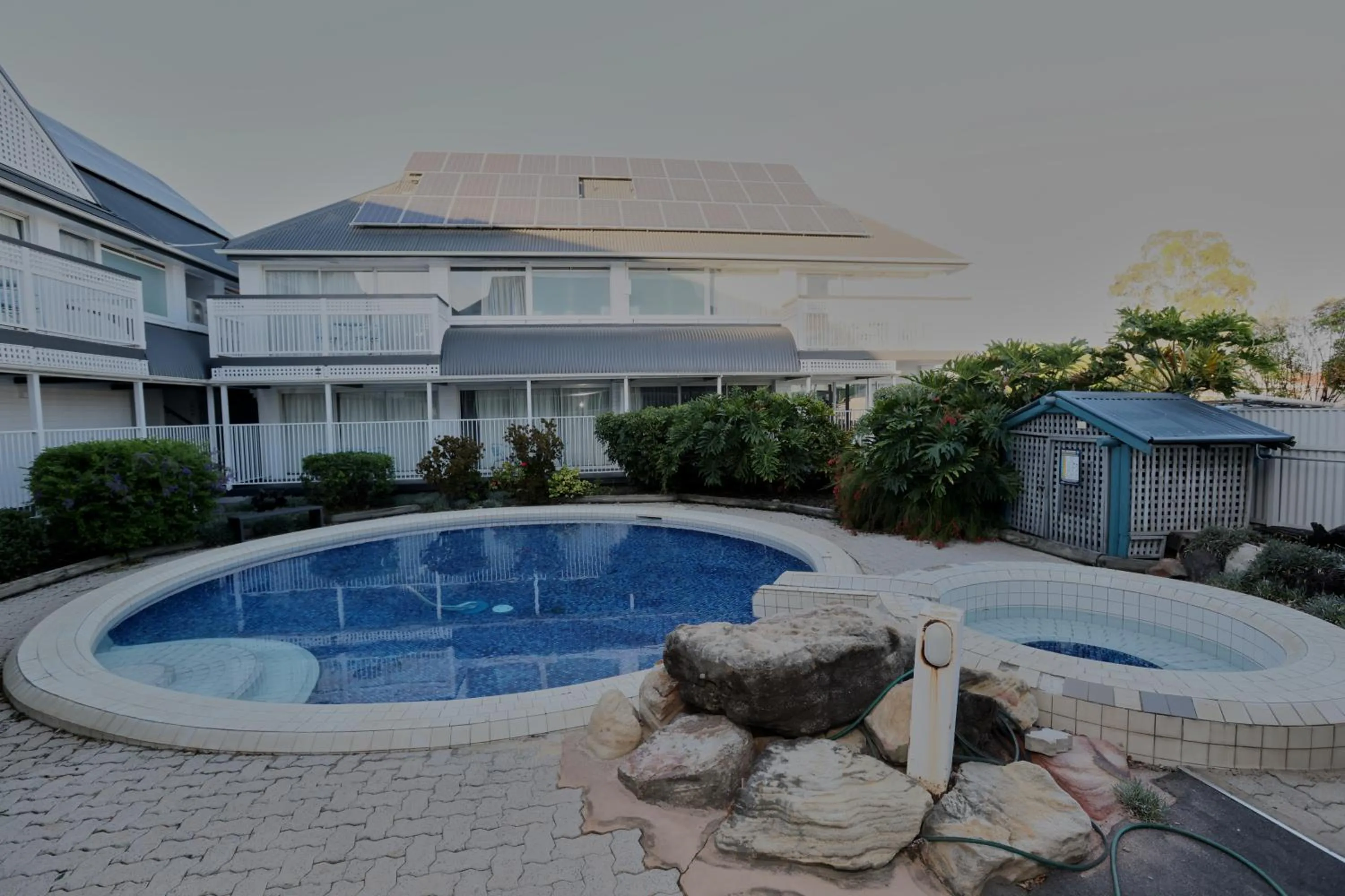 Swimming pool in Dalby Manor Motor Inn