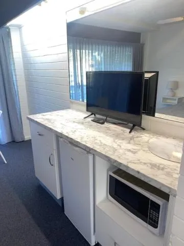 TV and multimedia in Dalby Manor Motor Inn