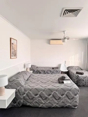 Photo of the whole room, Bed in Dalby Manor Motor Inn