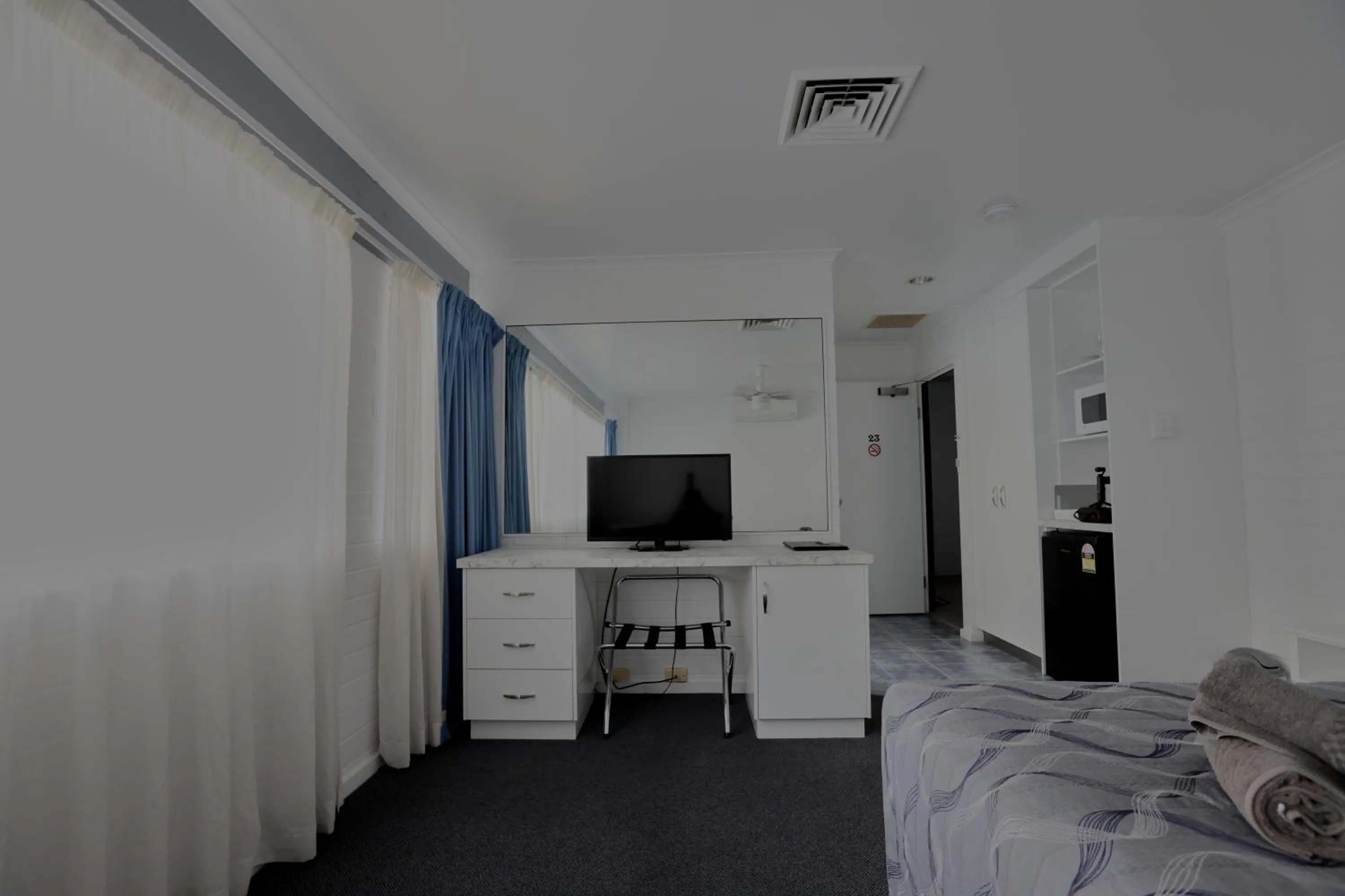 TV and multimedia, Bed in Dalby Manor Motor Inn