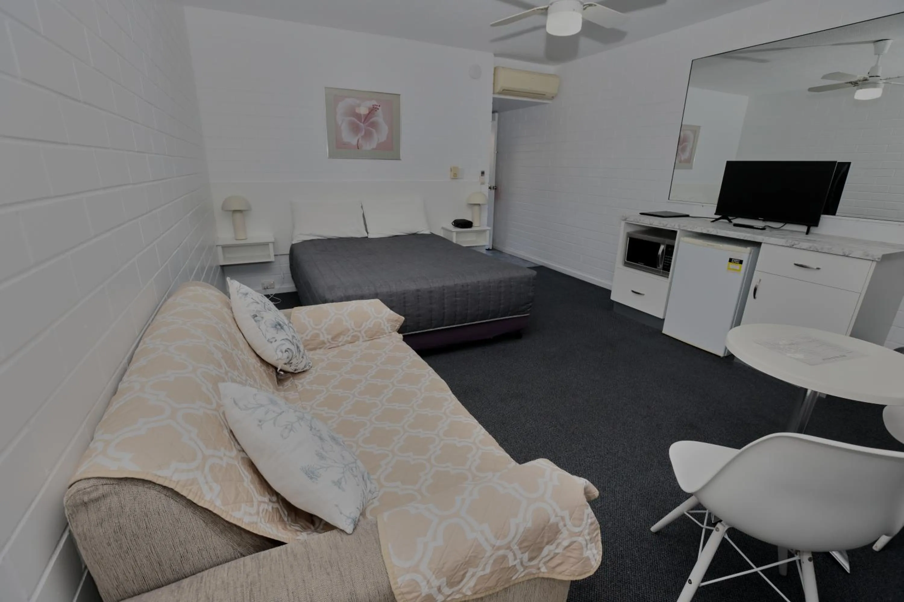 Photo of the whole room in Dalby Manor Motor Inn