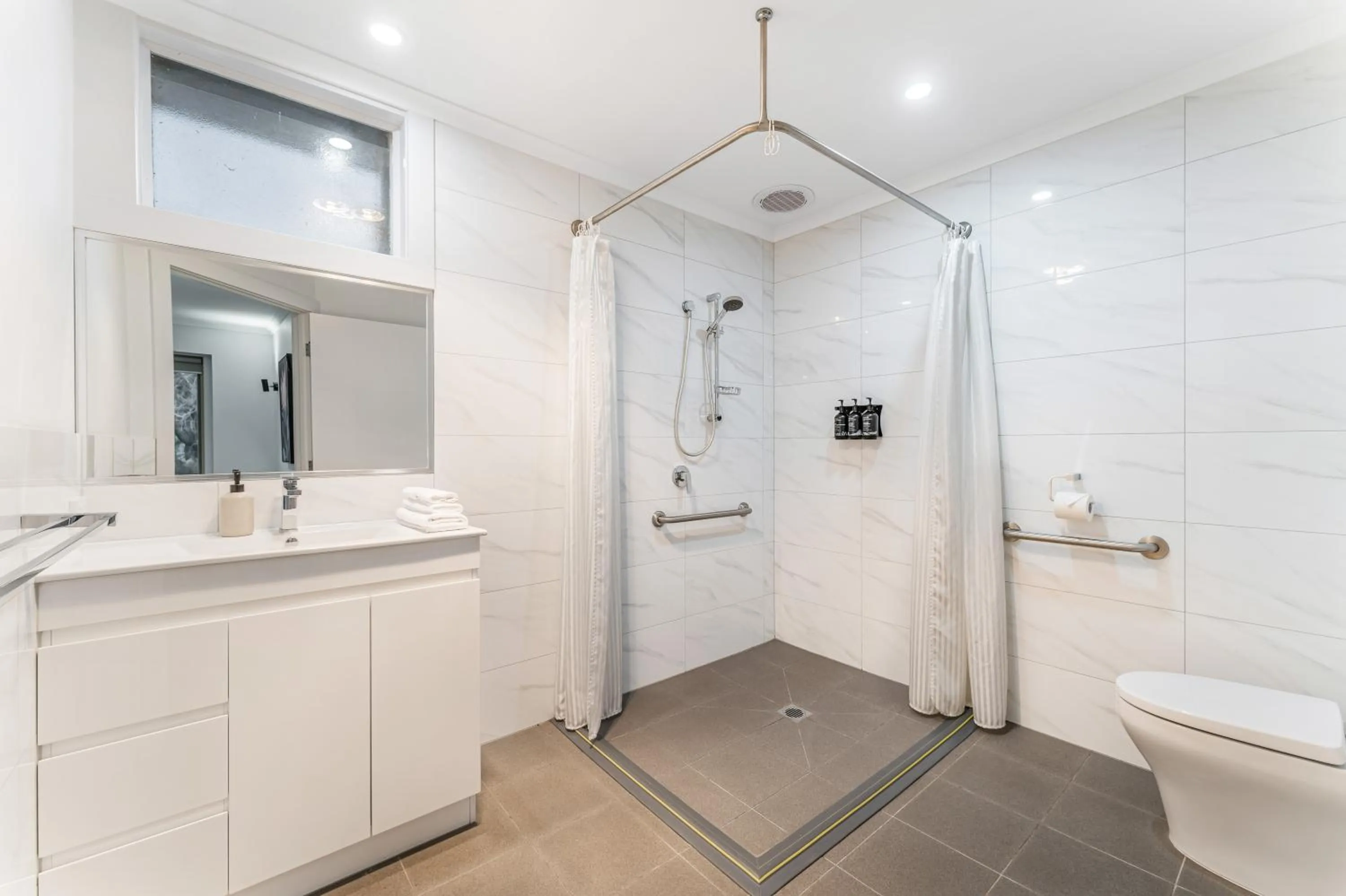 Bathroom in BIG4 Tasman Holiday Parks - Bright