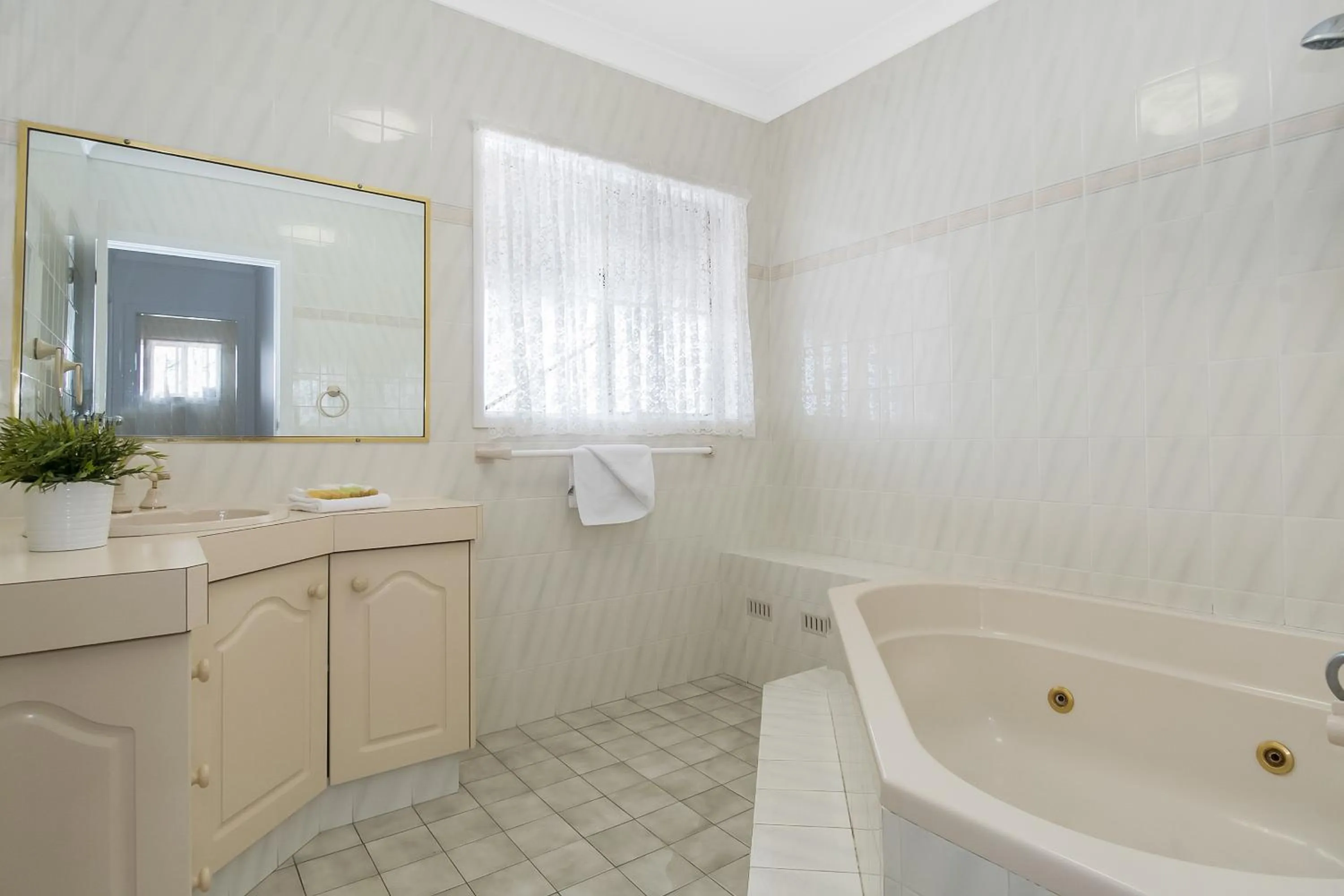 Bathroom in Richmond Motor Inn