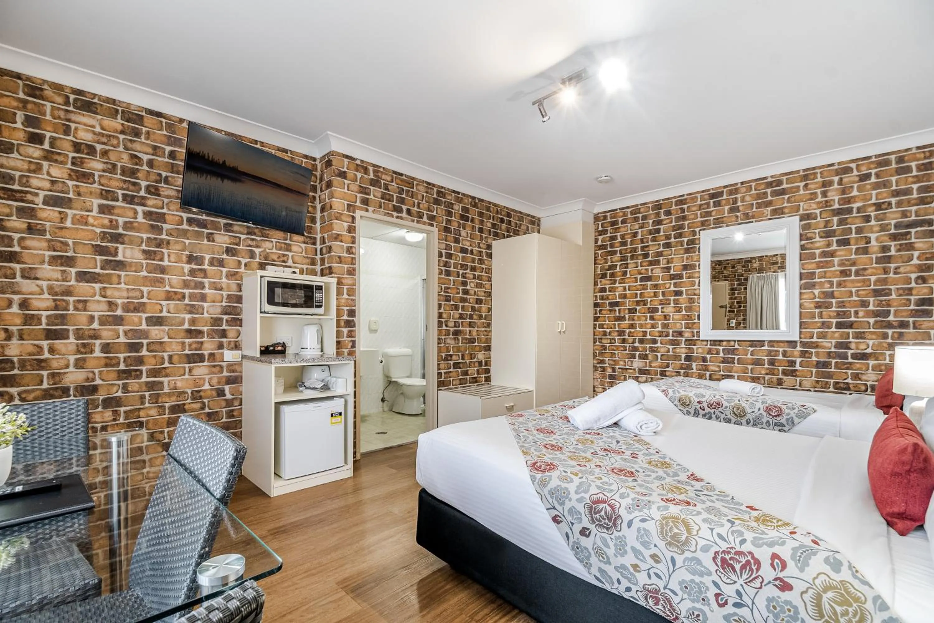 Bed in Richmond Motor Inn