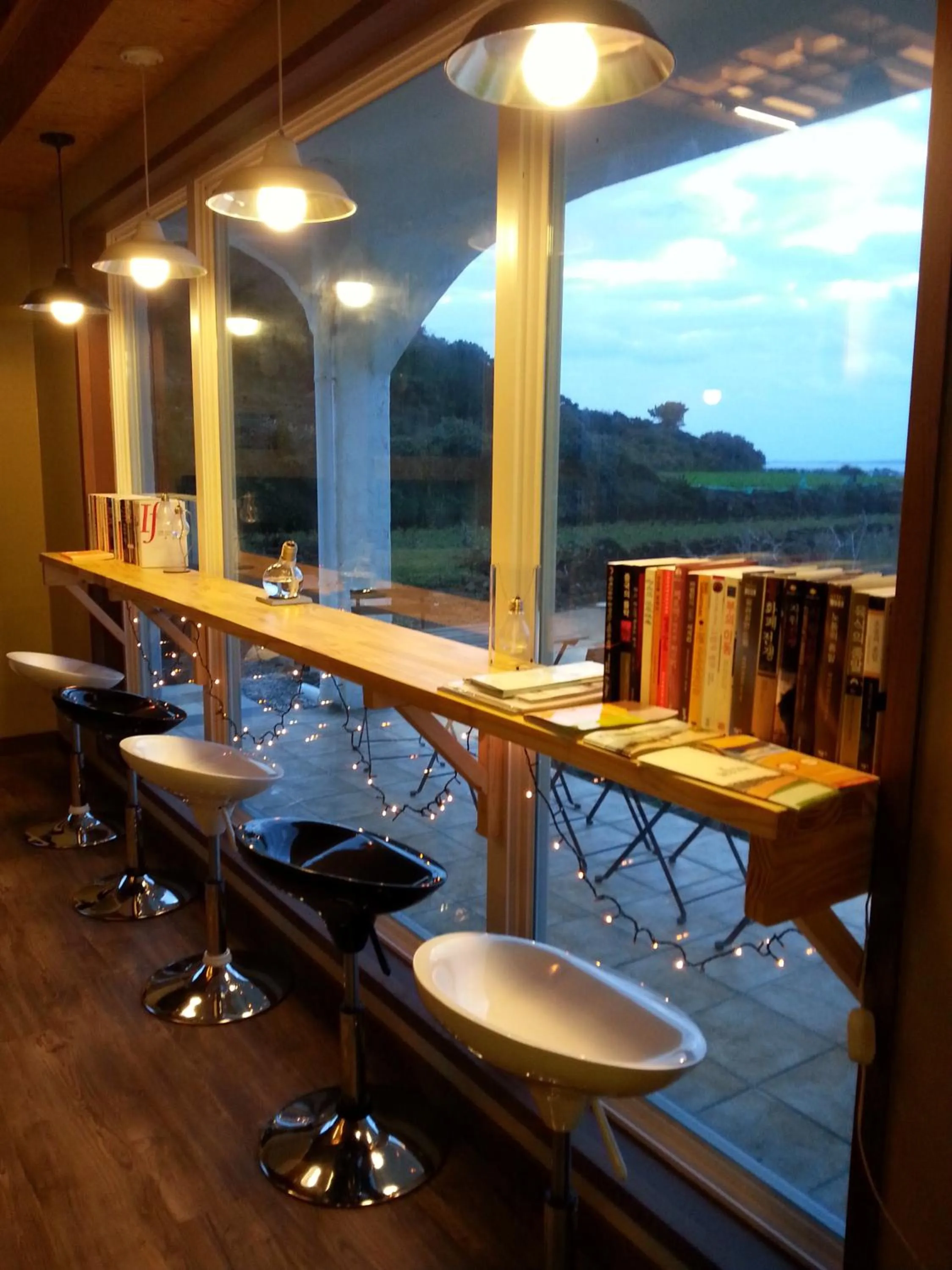 Communal lounge/ TV room in Guesthouse Kim's Cabin