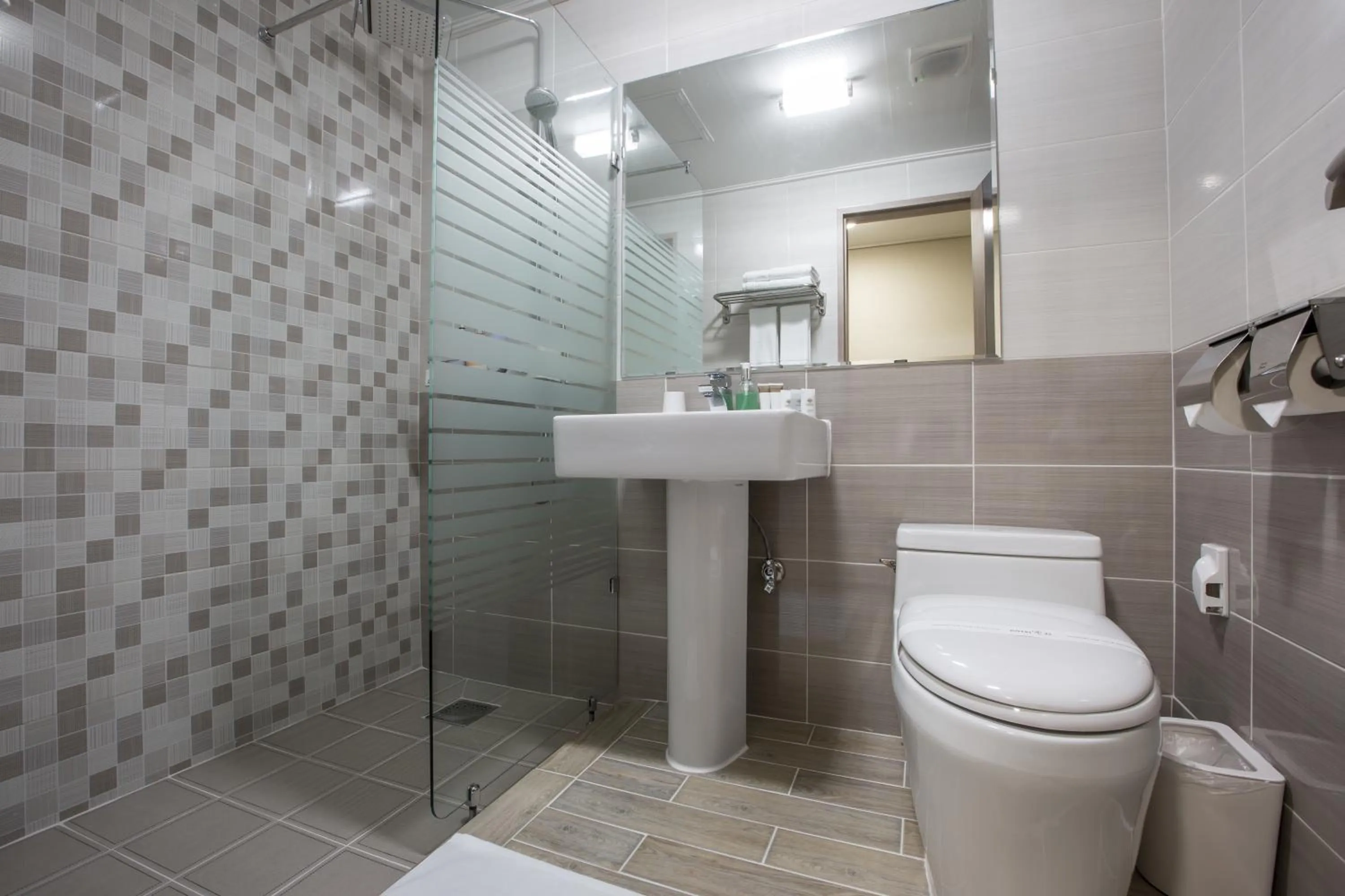 Bathroom in Elin Hotel